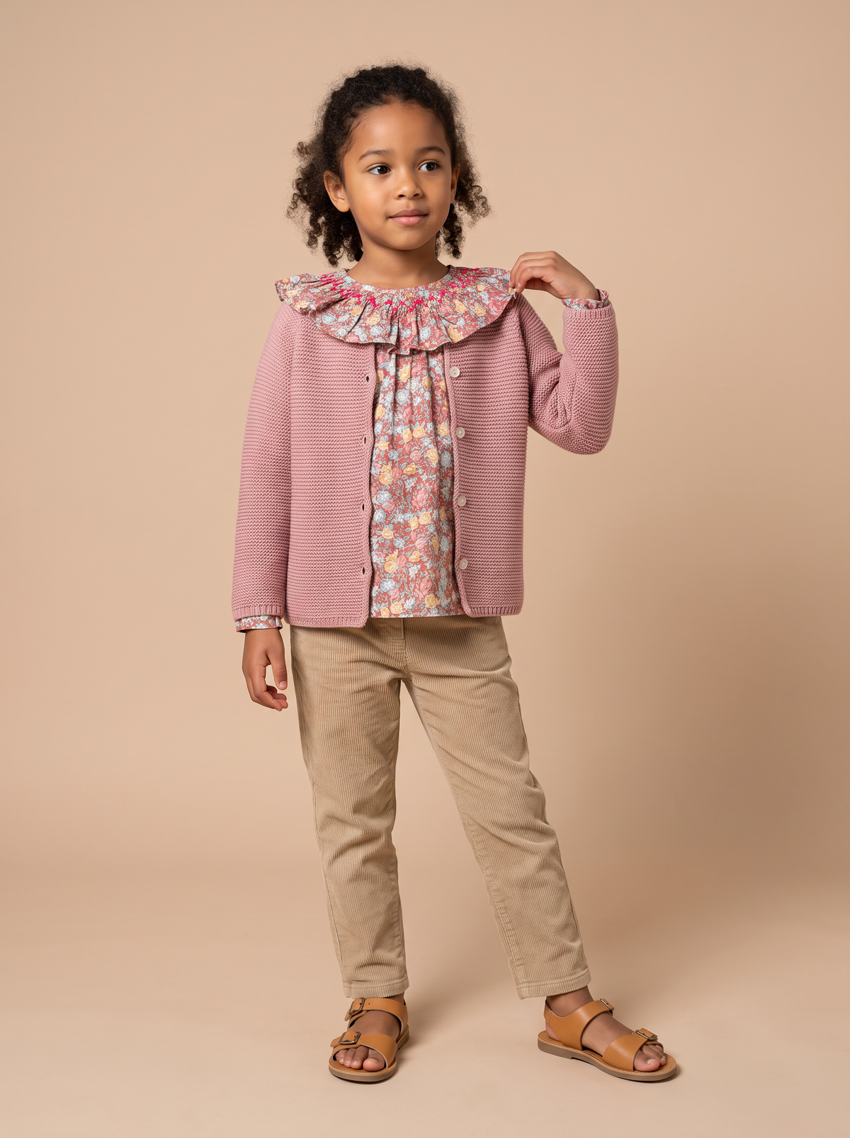 Cardigan Jessy rose porte ouvert sur la blouse Rio rouge - vue portee