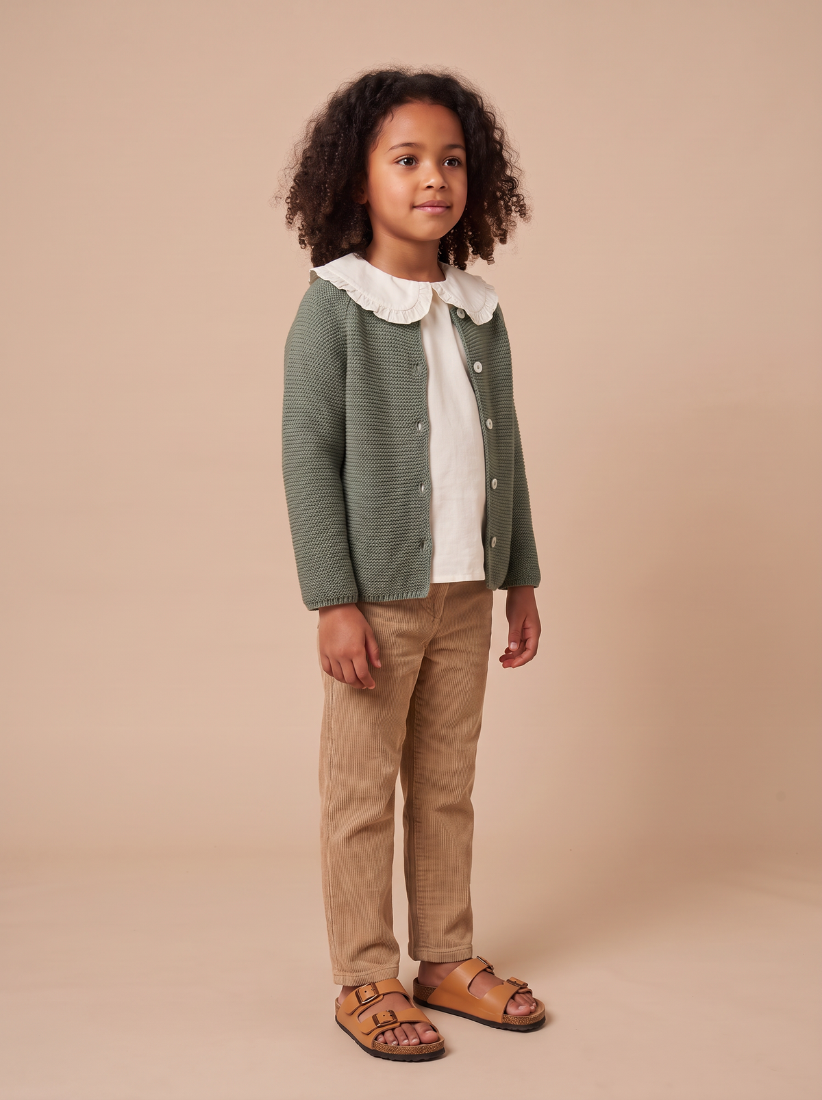 Cardigan Jessy vert porte ouvert sur blouse ecrue a col volante - vue 3/4