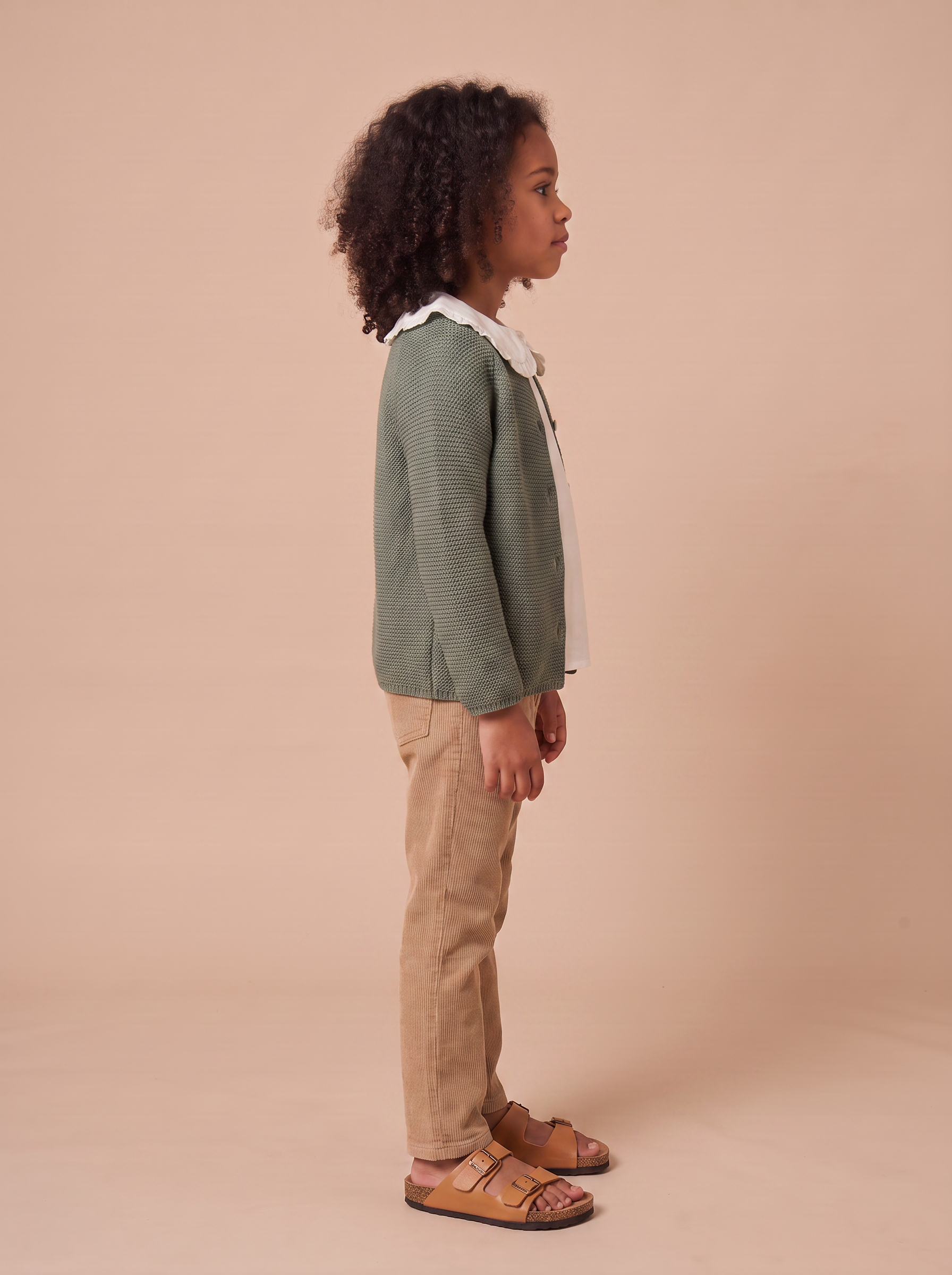 Cardigan Jessy vert porte ouvert sur blouse ecrue a col volante - vue profil