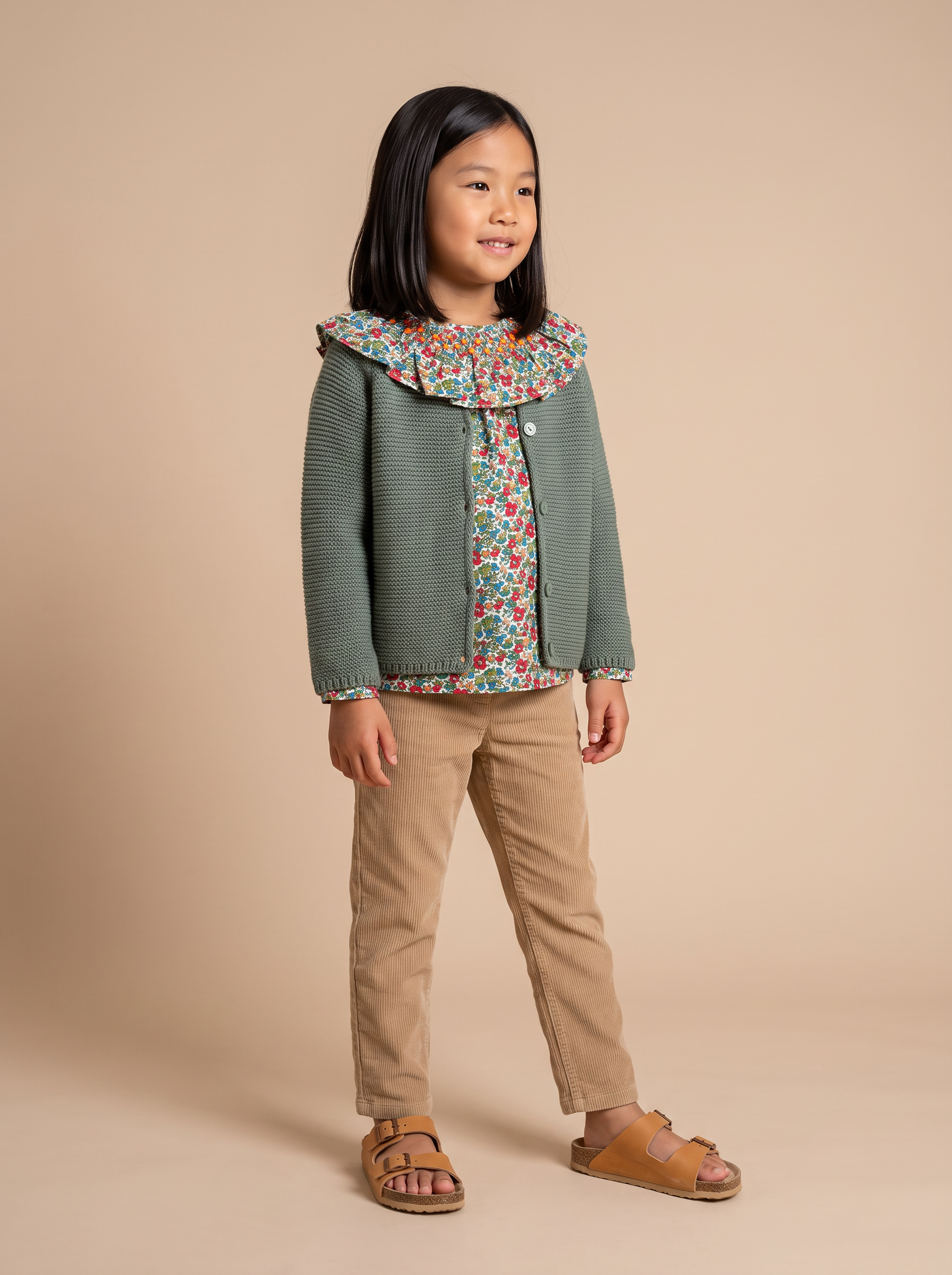 Cardigan Jessy vert porte ouvert sur la blouse Rio Pine Red - vue portee