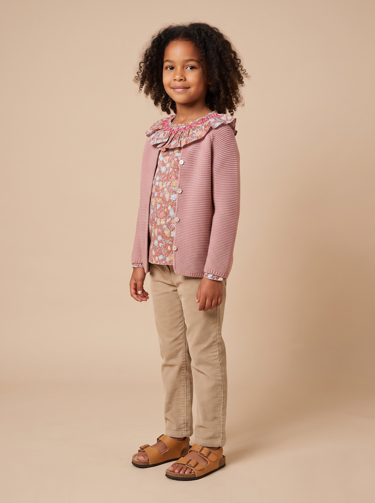 Cardigan Jessy rose porte ouvert sur la blouse Rio rouge - vue 3/4