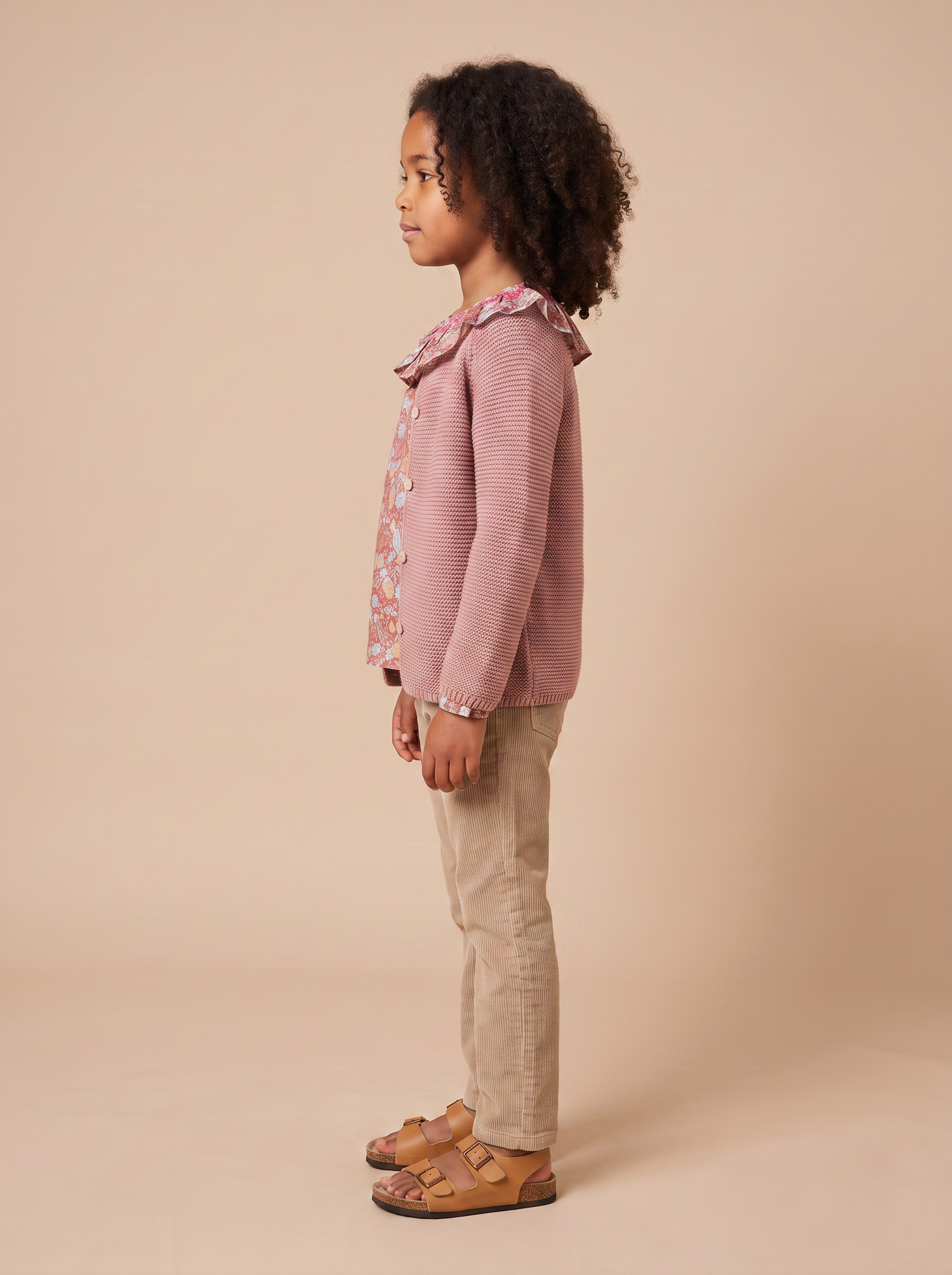 Blouse Rio rouge portee sous le cardigan Jessy rose - vue profil