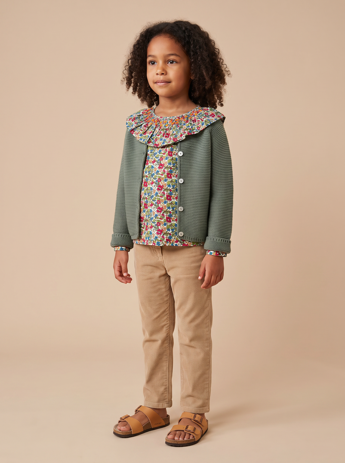 Cardigan Jessy vert porte ouvert sur la blouse Rio Pine Red - vue 3/4