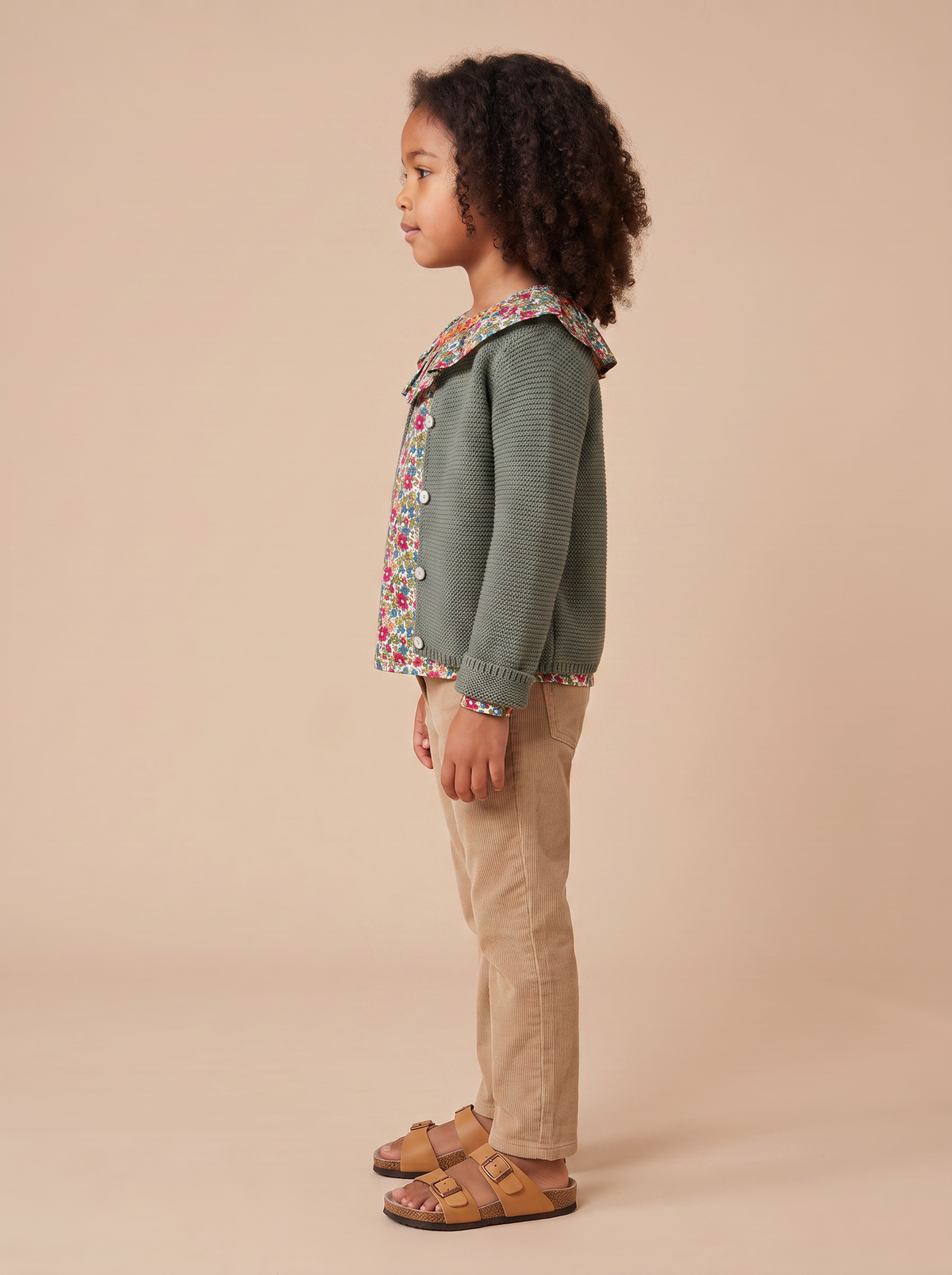 Blouse Rio Pine Red portee sous le cardigan Jessy vert - vue profil