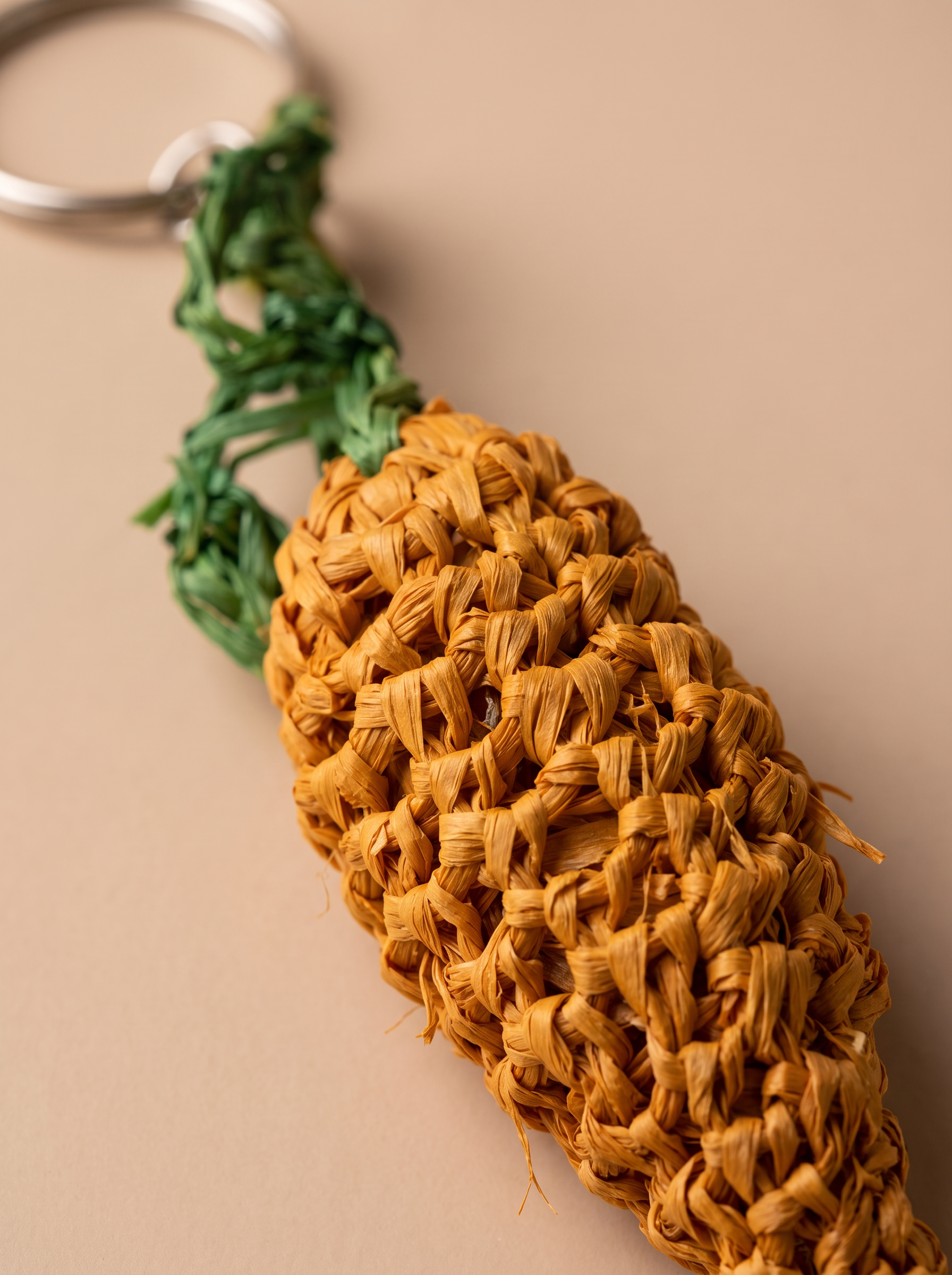 Porte-clé carotte en raphia - détail du crochet