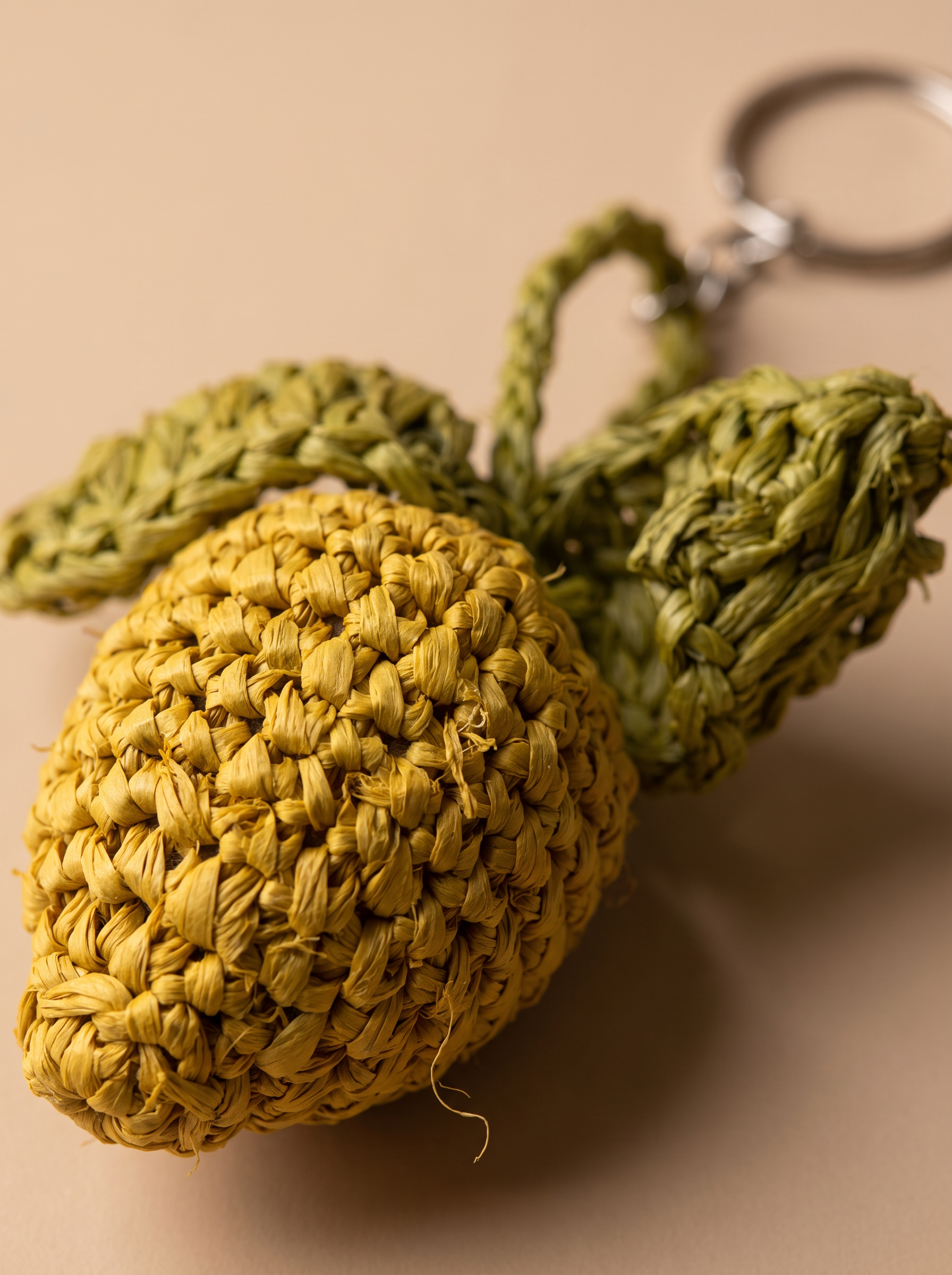 Porte-clé citron en raphia - détail du crochet