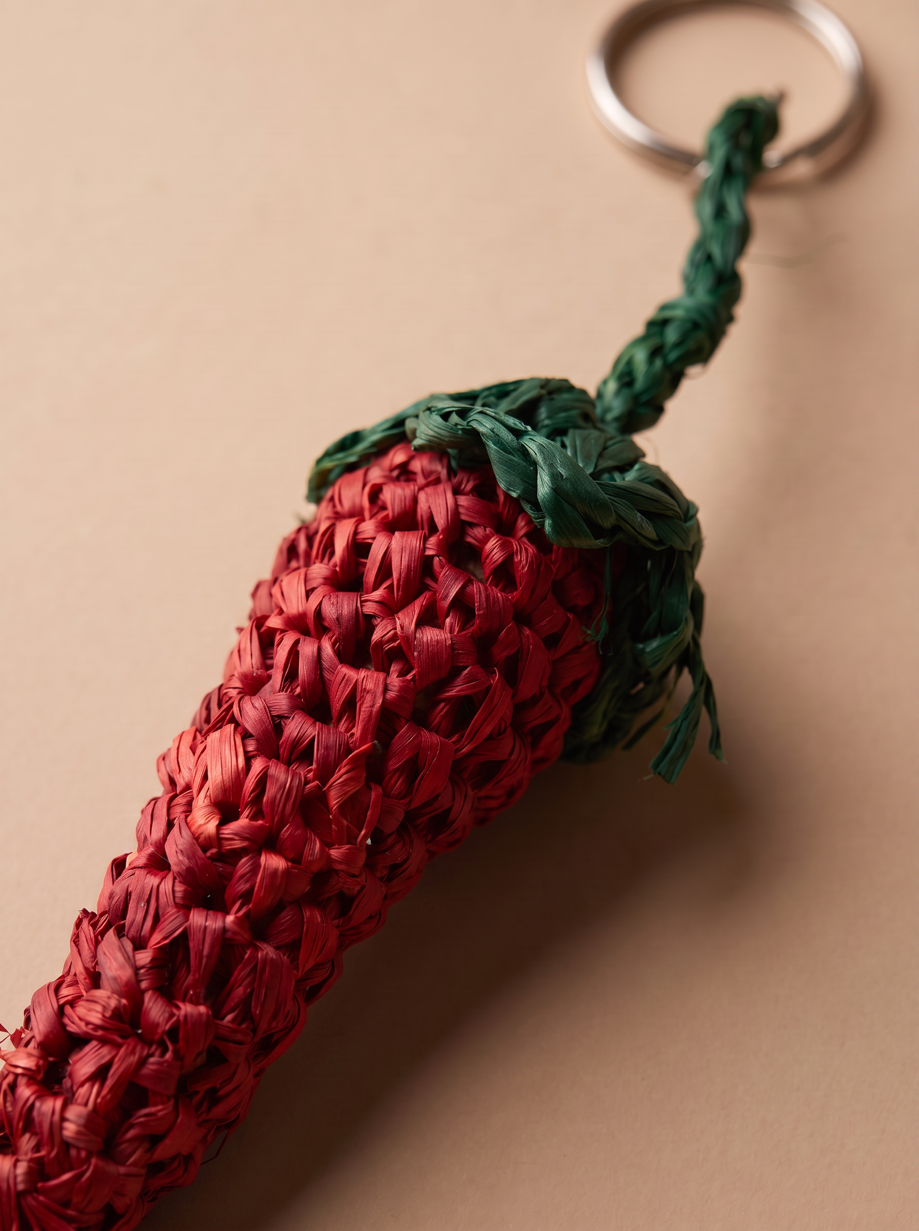 Porte-clé piment en raphia - détail du crochet