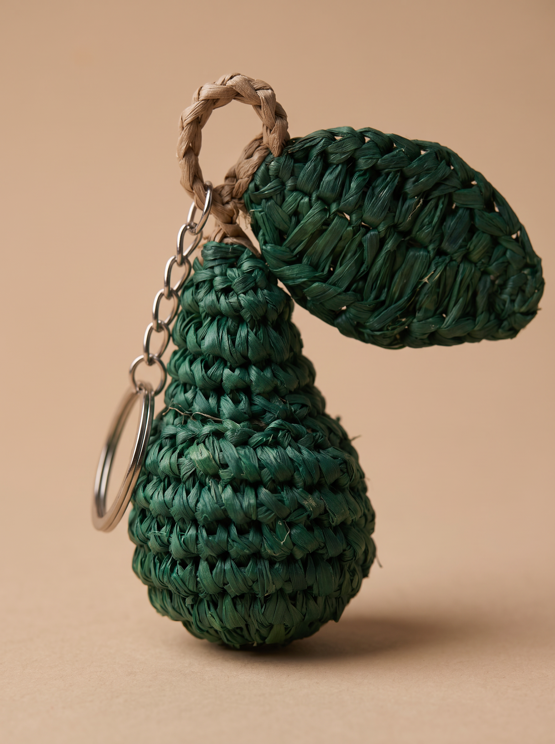 Porte-clé poire en raphia - détail du crochet