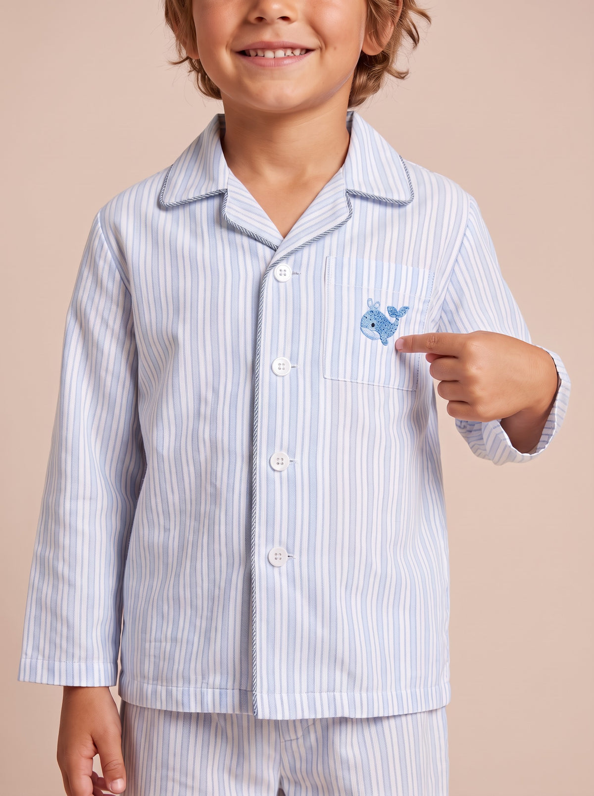 Pyjama bleu : baleine brodée sur la poche et col passepoilé