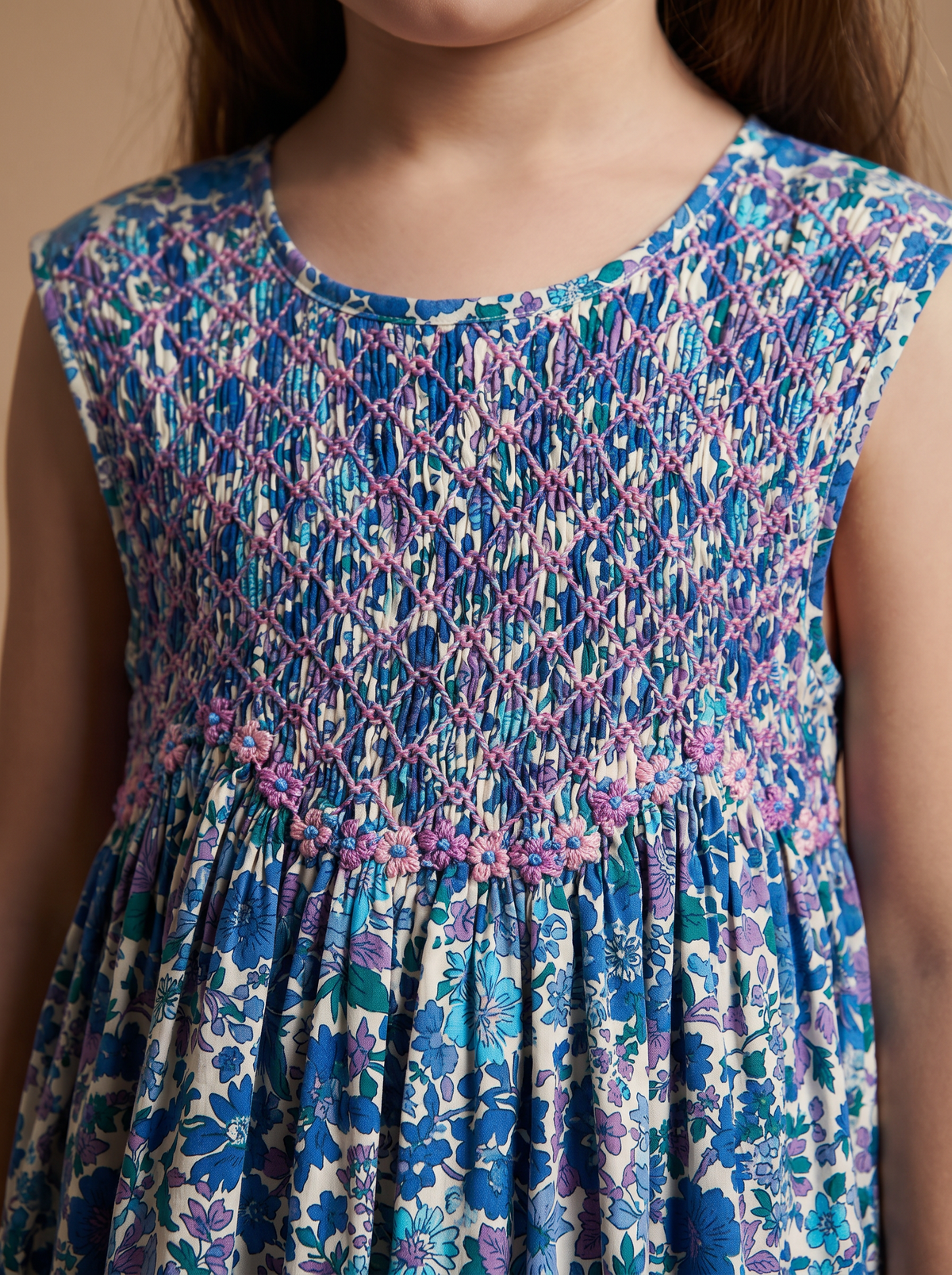 Robe Rita Aurora bleu - détail du smock main