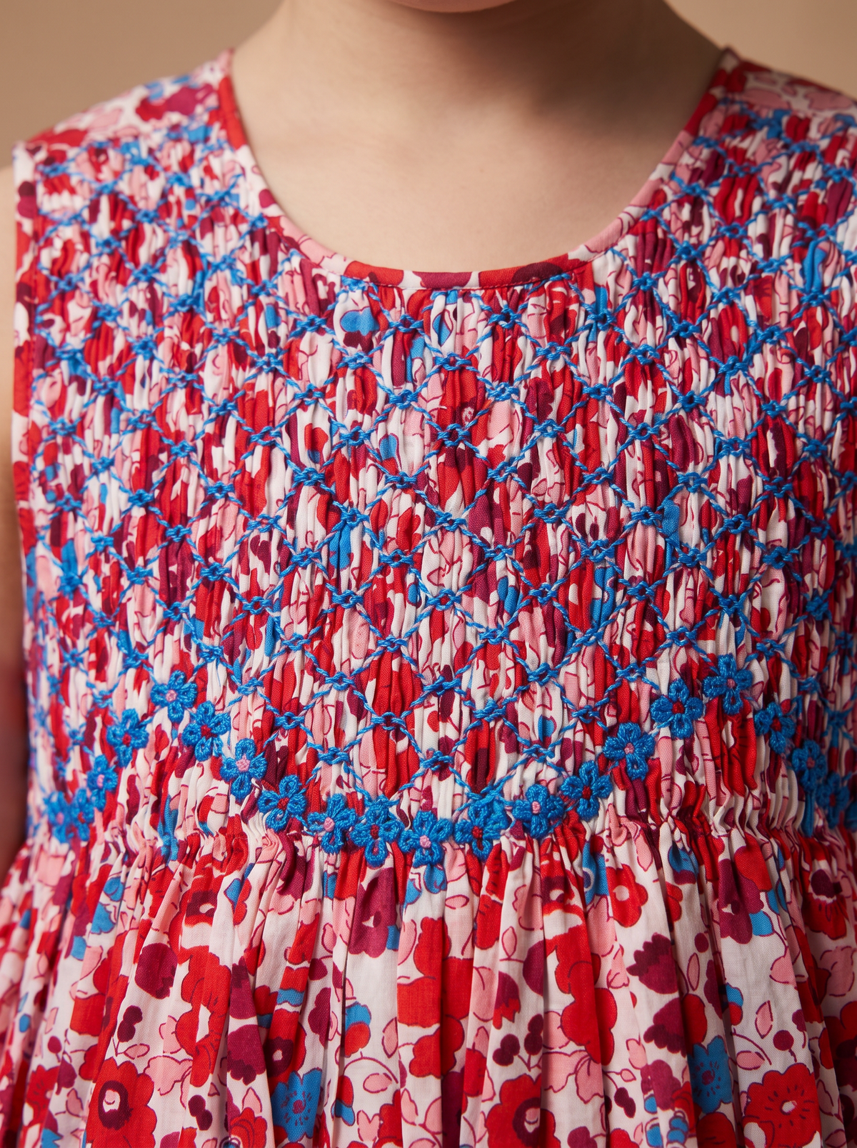 Robe Rita Betsy Rouge - detail du smock main