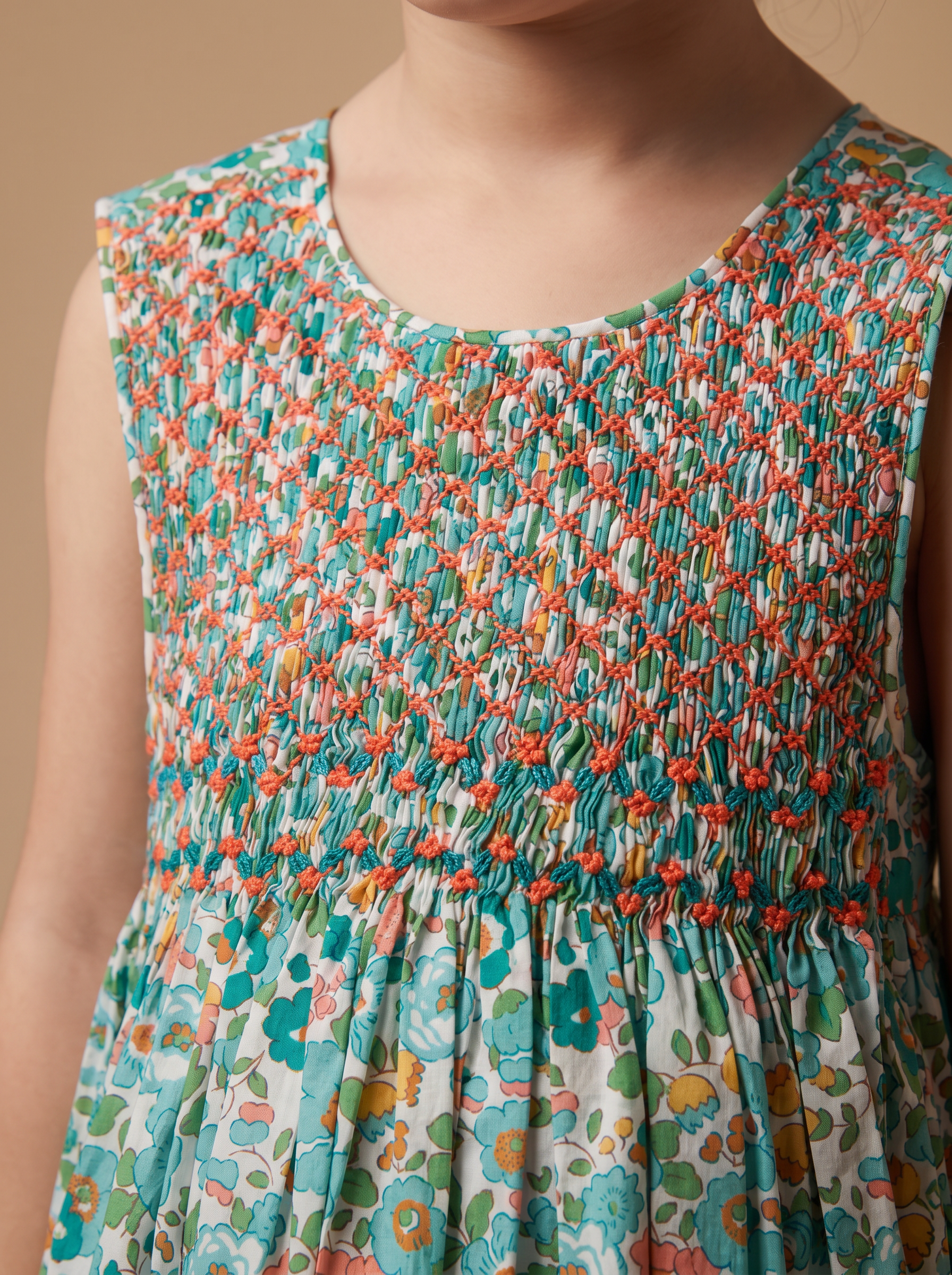 Robe Rita Betsy vert - détail du smock main