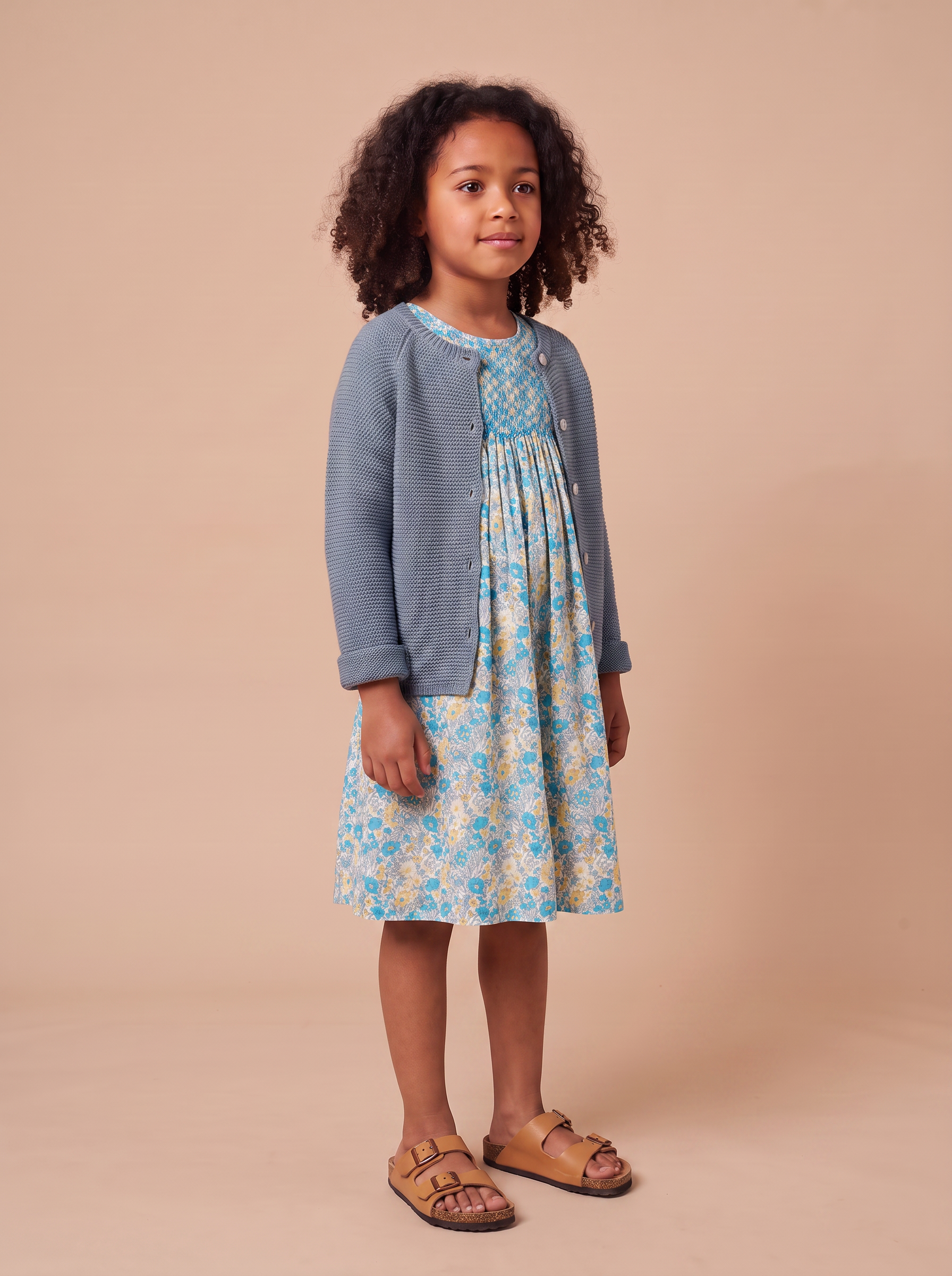 Robe Rita Leonie portee avec le cardigan Jessy bleu - vue 3/4