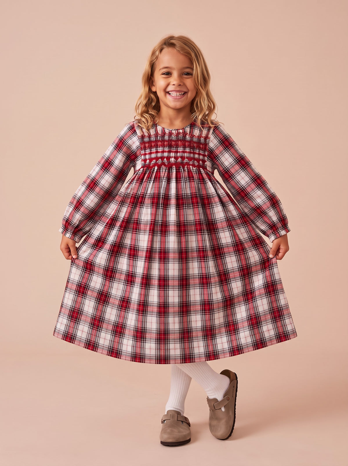 Robe Harper tartan portée par une petite fille, jupe sous le genou