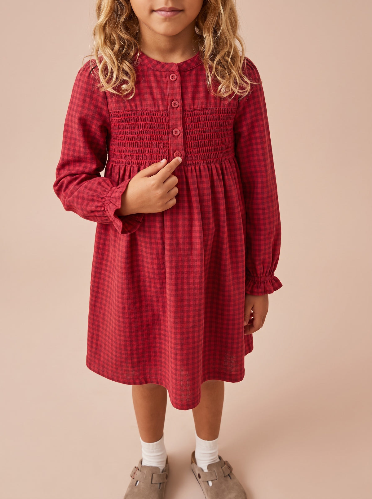 Robe Harper rouge : plastron smocké et boutonnage