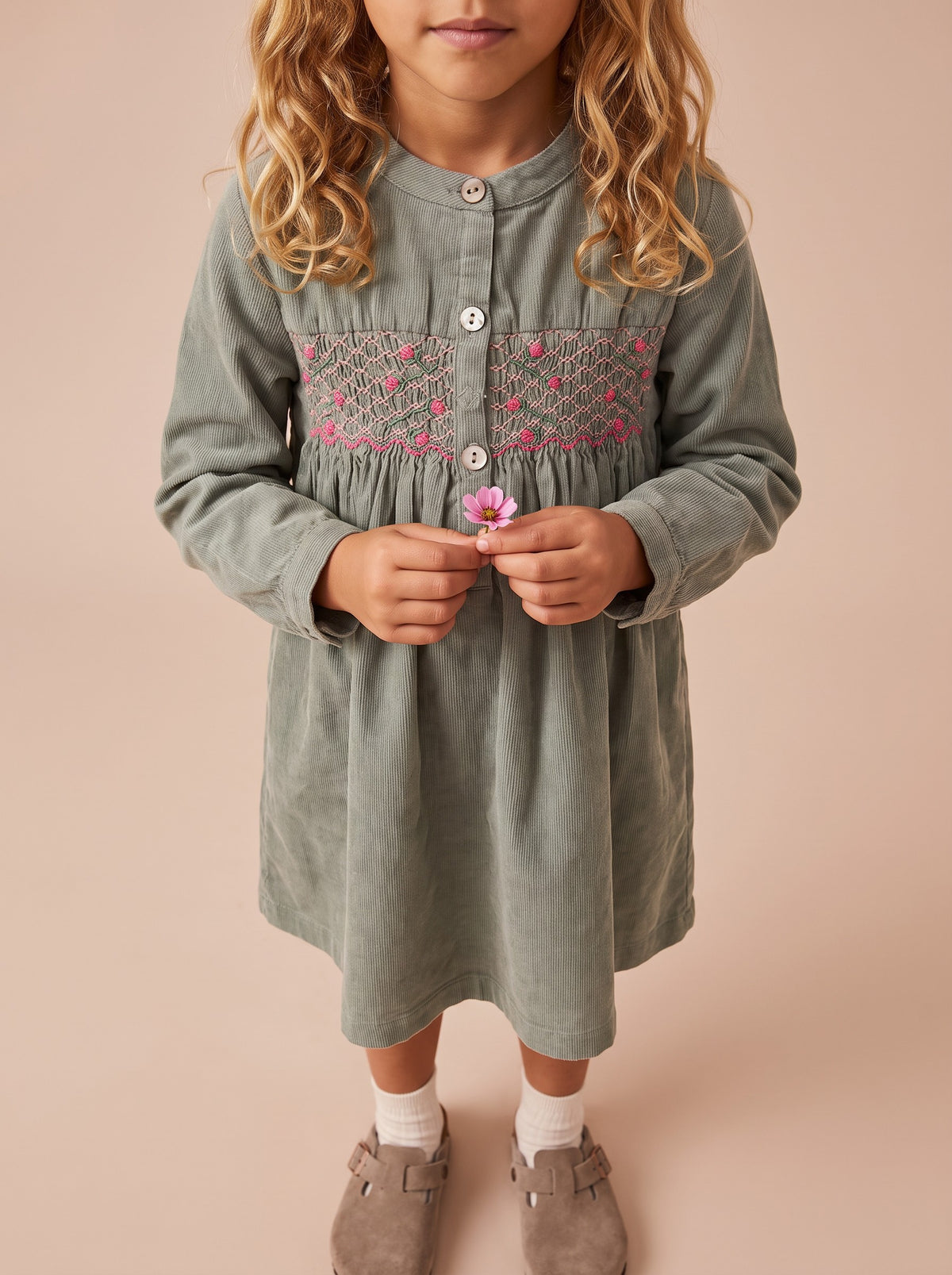Robe Harper vert : smocks brodés de fleurs roses et boutons nacrés