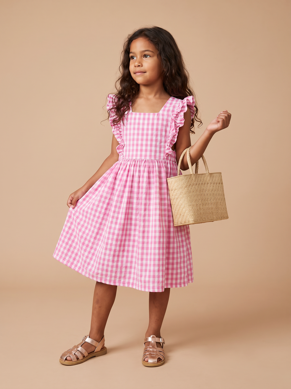 Robe Milla vichy rose portée avec les sandales Flavy et le panier Solé