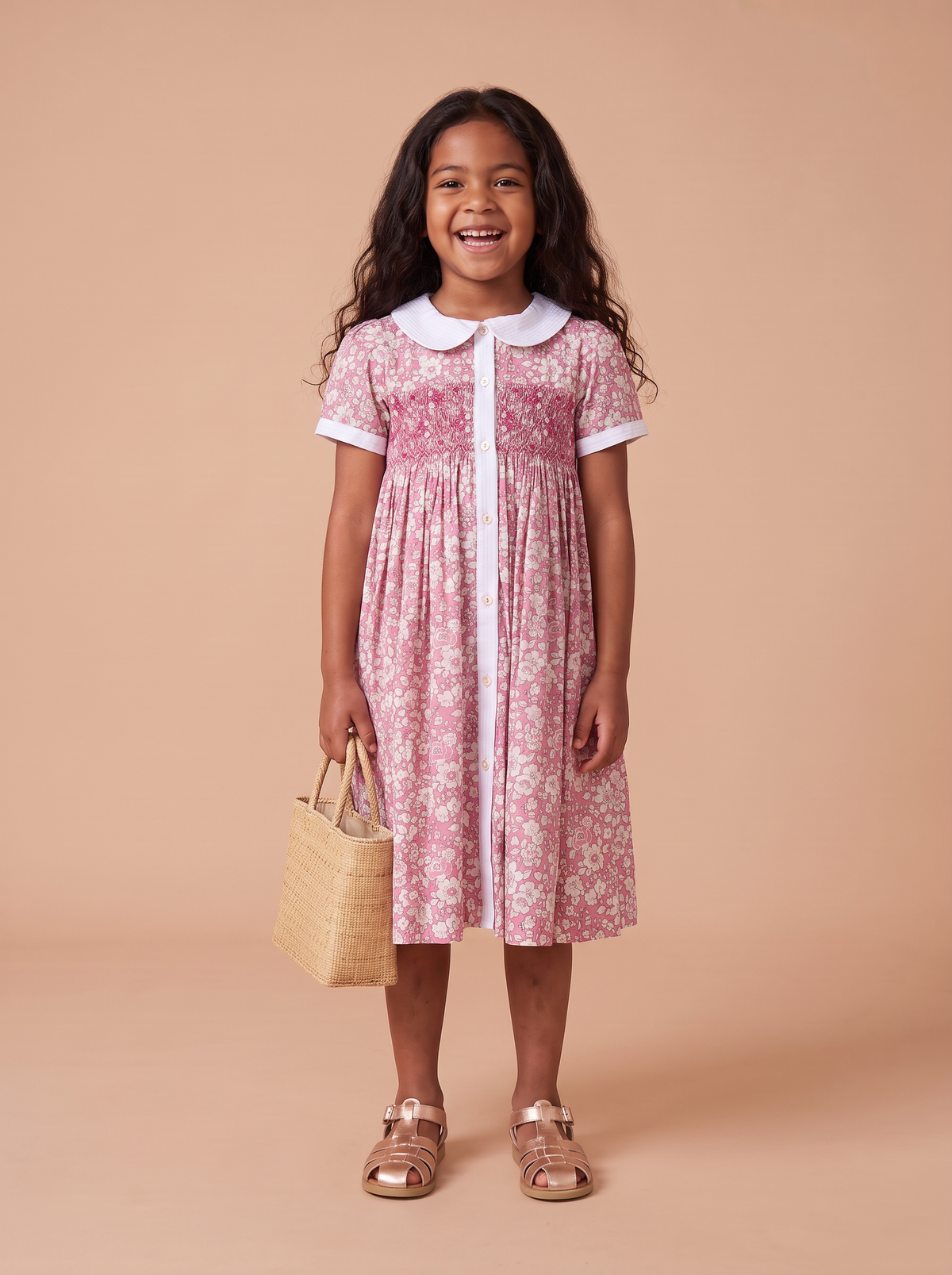 Robe Mimi Liberty rose portée avec les sandales Flavy et le panier Solé - vue de face