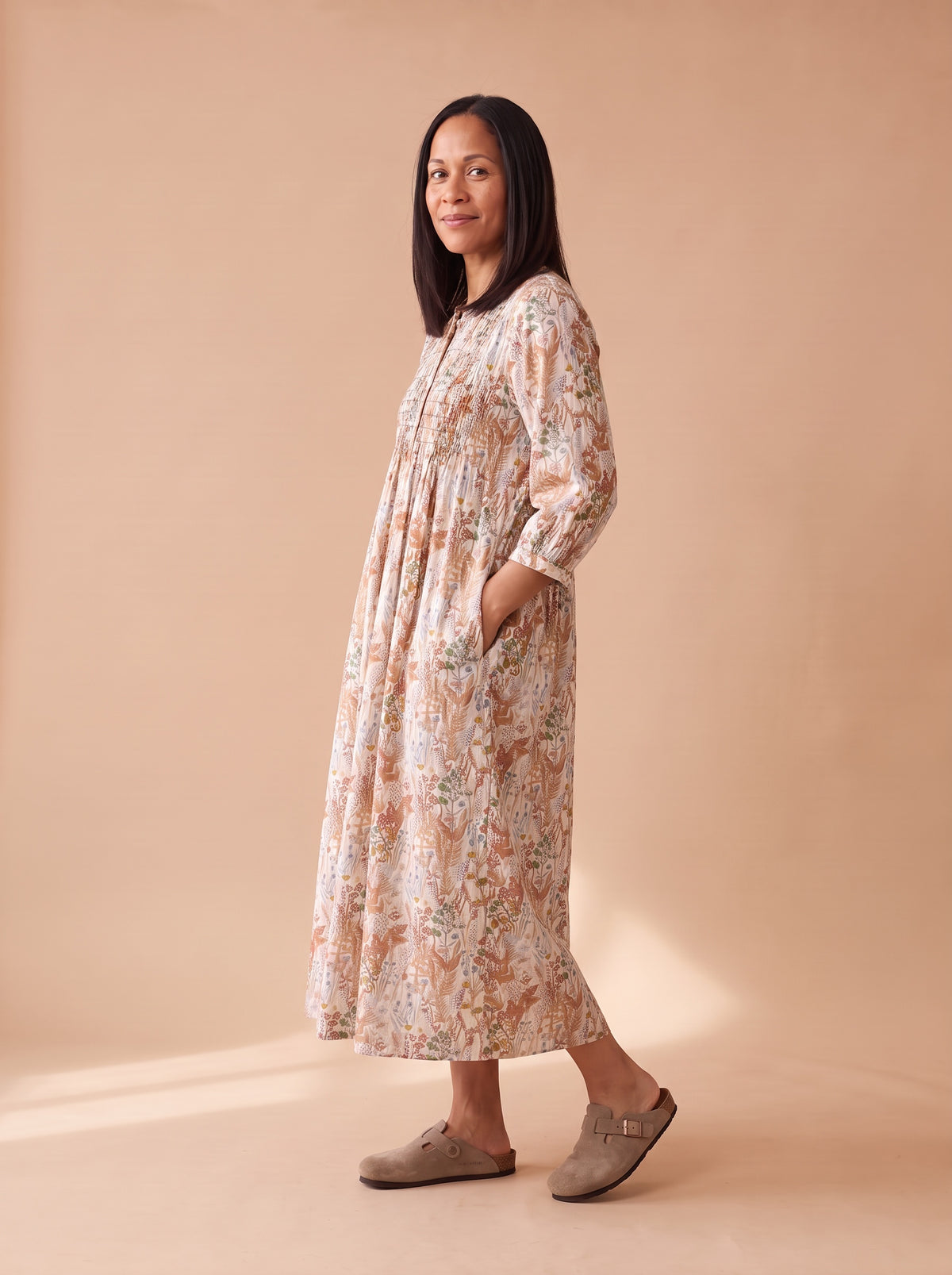 Robe Mina imprimé botanique portée - vue de trois quarts