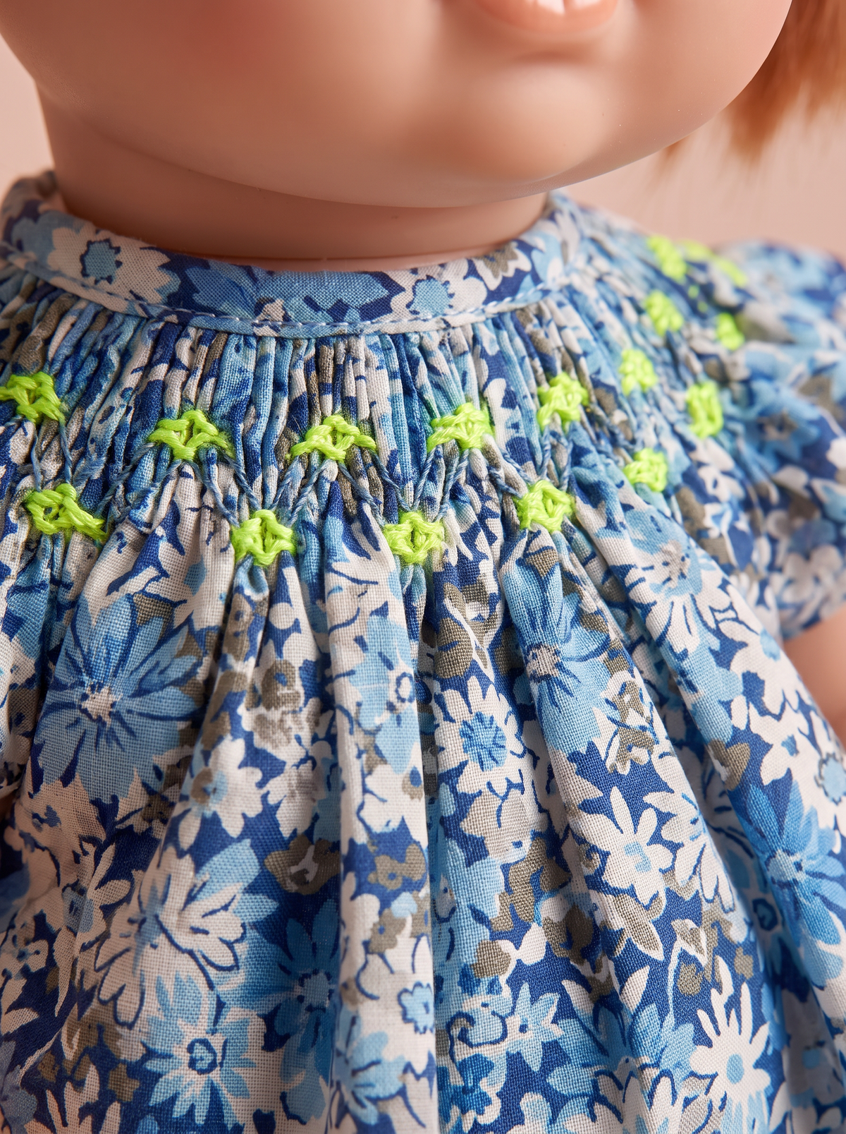 Robe de poupée bleu et gris - détail des smocks