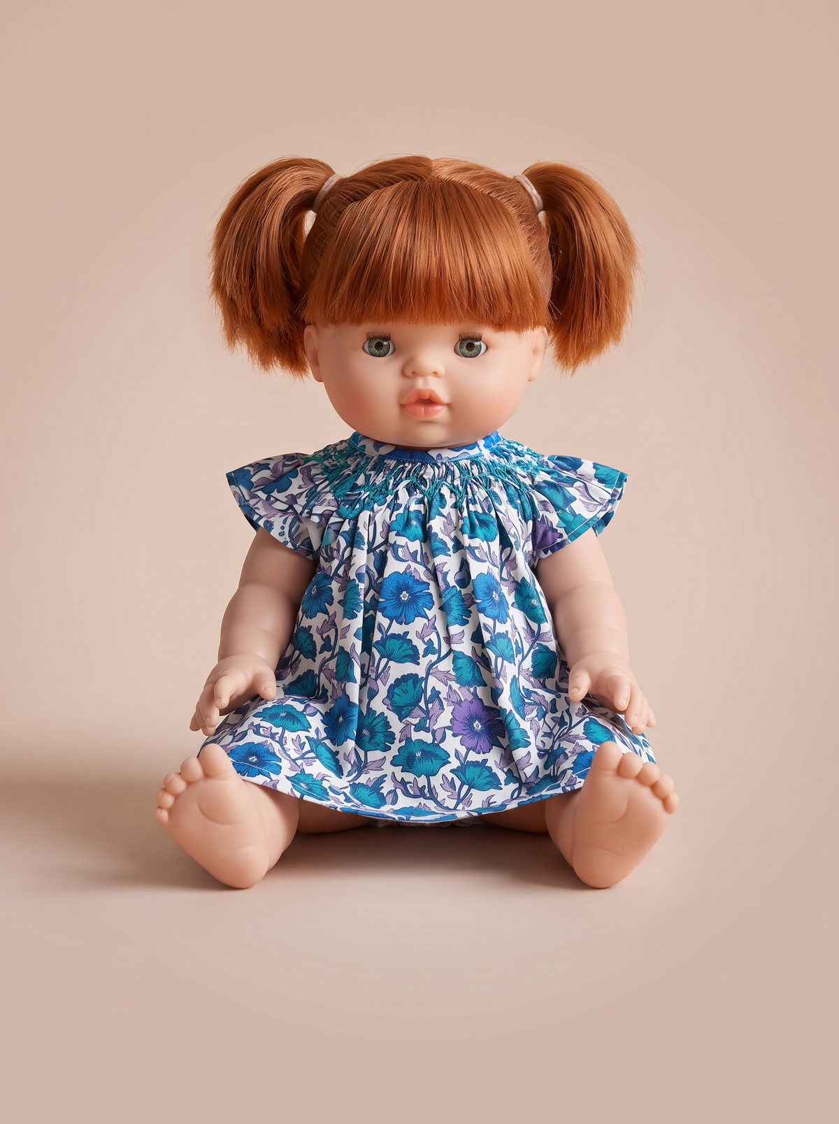 Robe de poupée Bleu violet portée par une poupée 34 cm