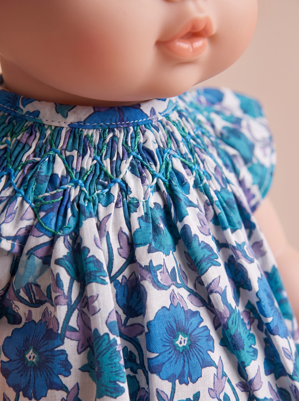 Robe de poupée Bleu violet - détail des smocks