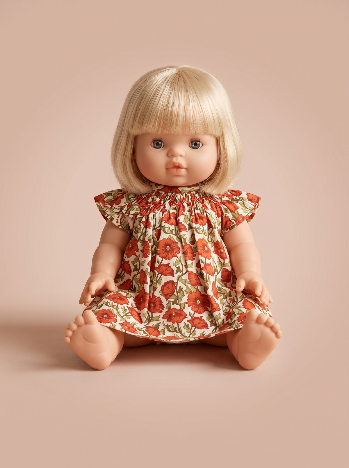 Robe de poupée coquelicot portée par une poupée 34 cm