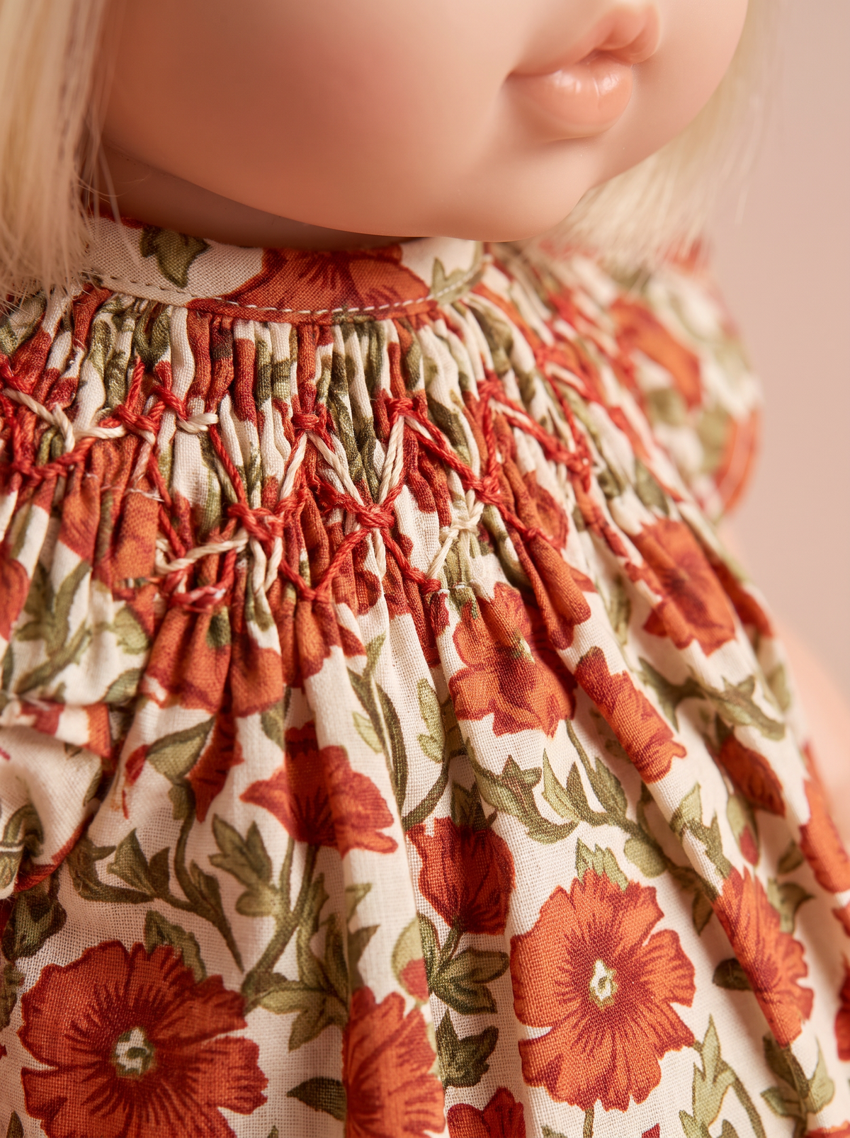 Robe de poupée coquelicot - détail des smocks
