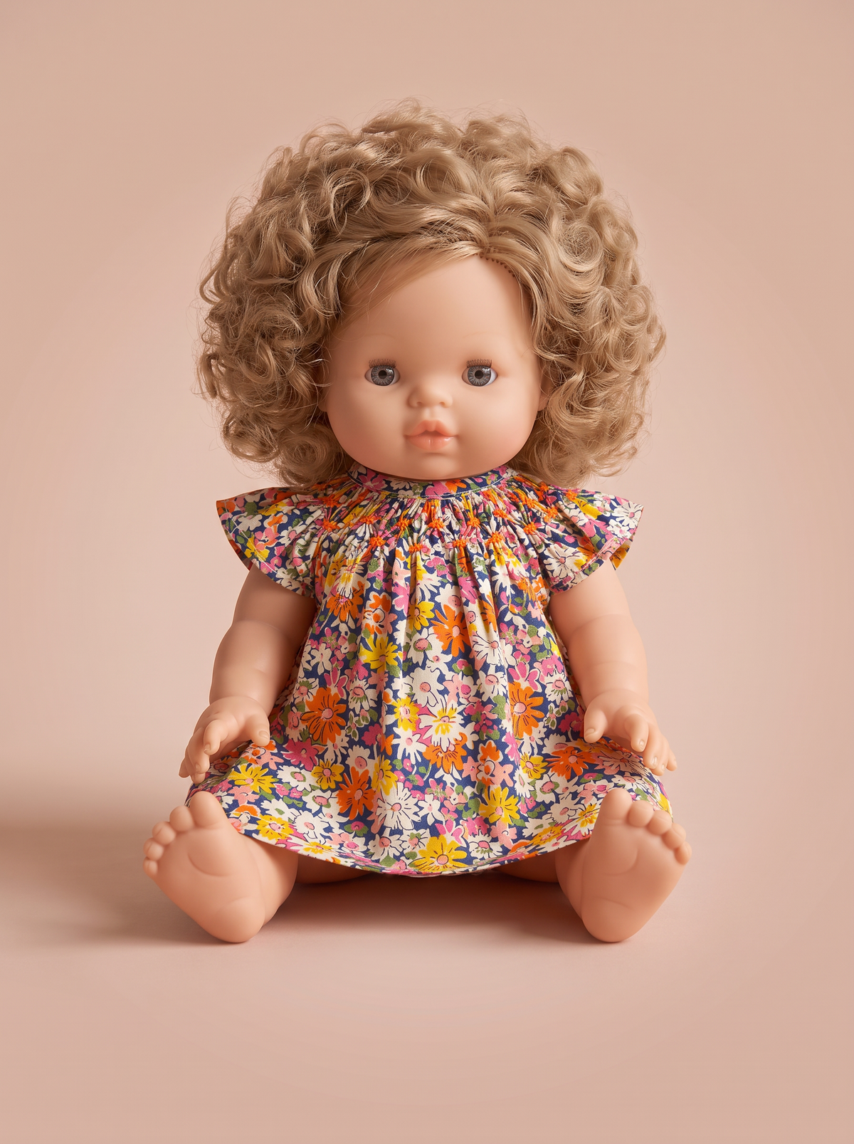 Robe de poupée orange et jaune portée par une poupée 34 cm