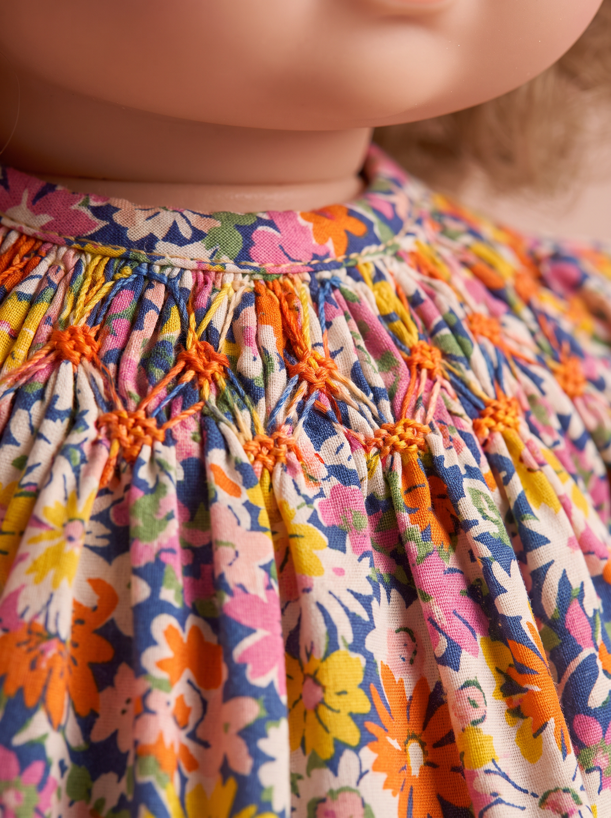 Robe de poupée orange et jaune - détail des smocks