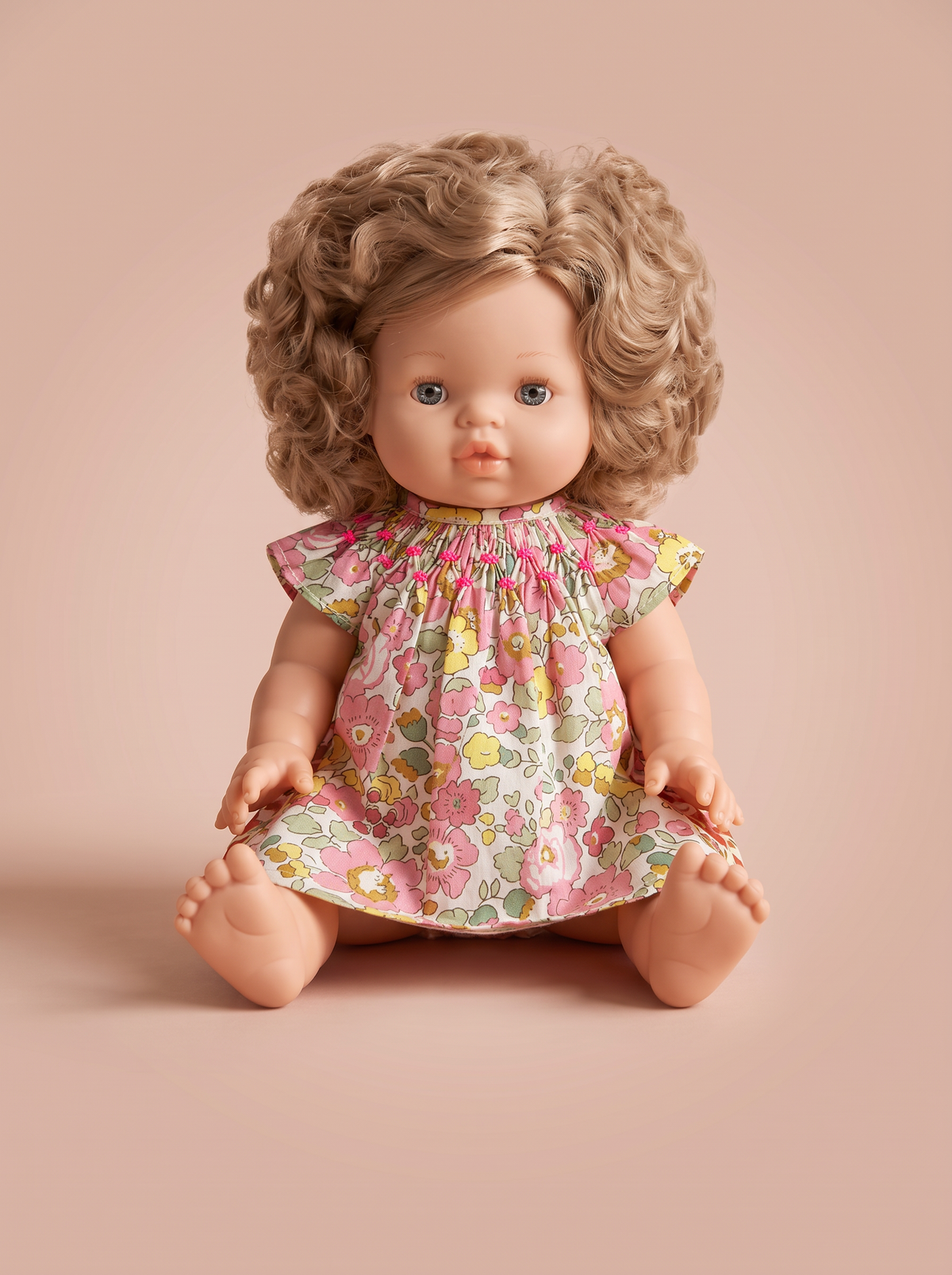 Robe de poupée Liberty Betsy rose fluo portée par une poupée 34 cm