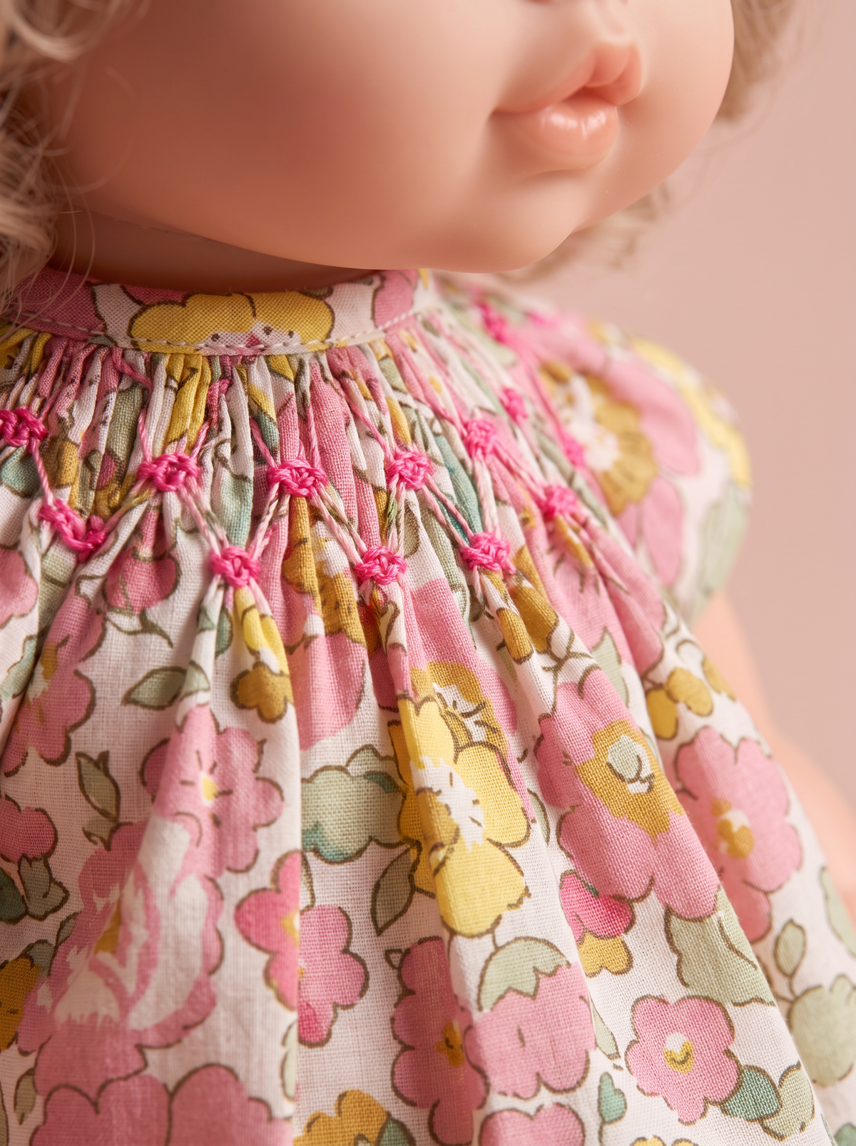 Robe de poupée Liberty Betsy rose fluo - détail des smocks