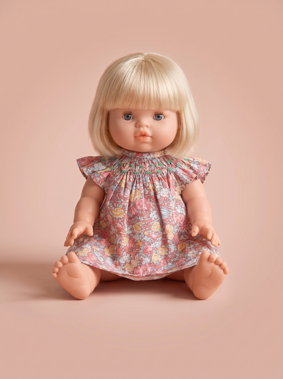 Robe de poupée rouge portée par une poupée 34 cm