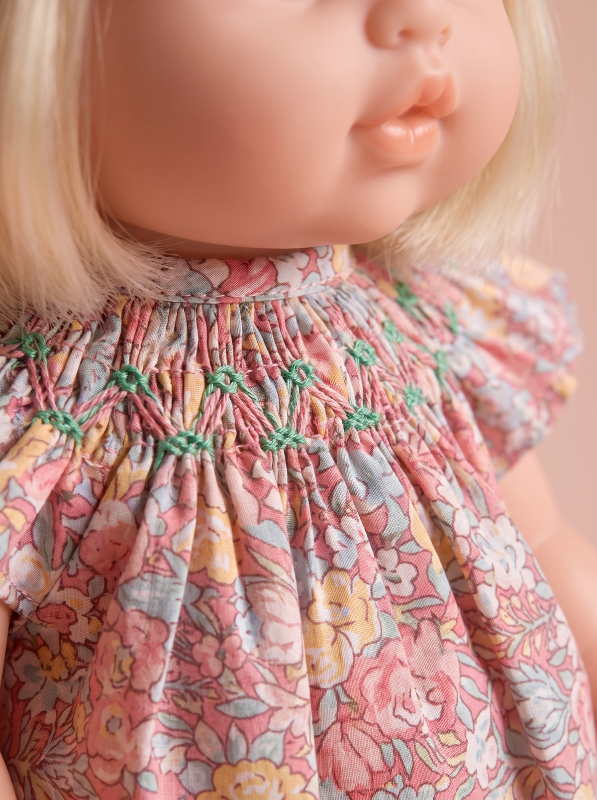 Robe de poupée rouge - détail des smocks