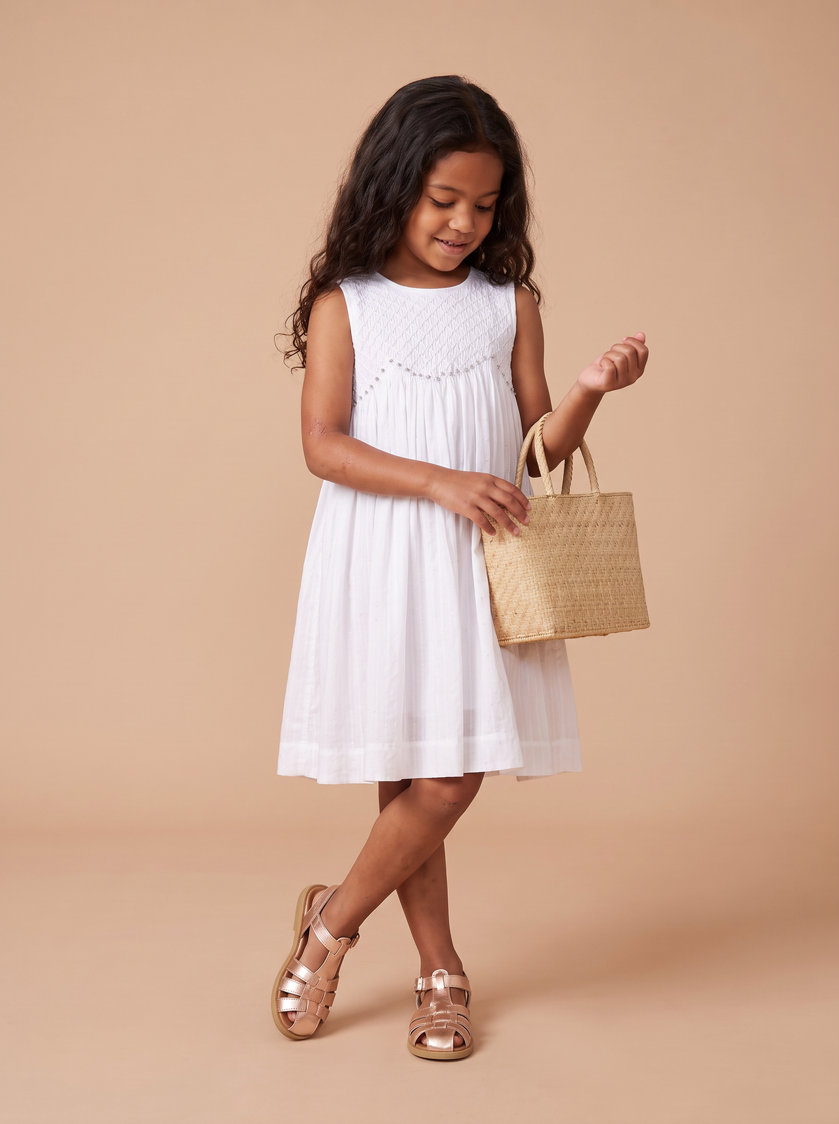Robe Rita blanche portée avec les sandales Flavy et le panier Solé