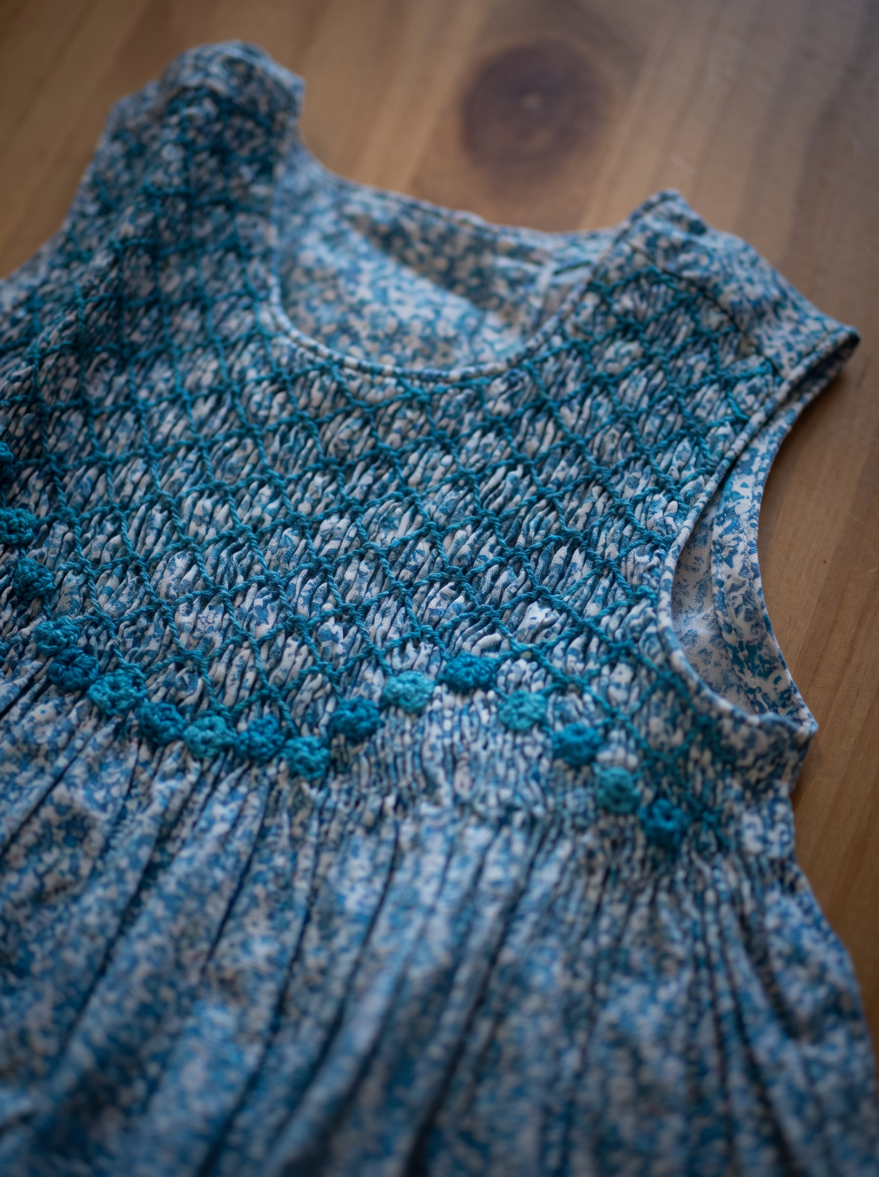 Robe Rita-Pepper bleu - détail du col smocké