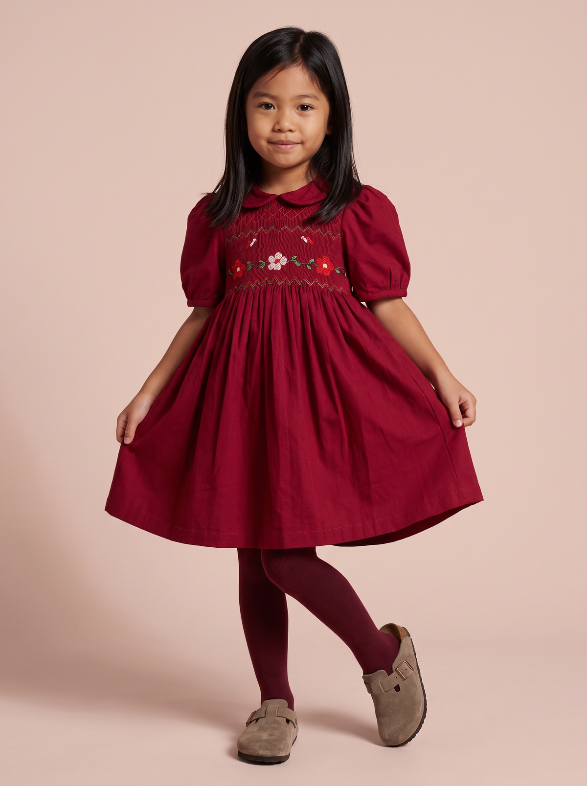 La petite robe rouge smockée main, col Claudine - portée