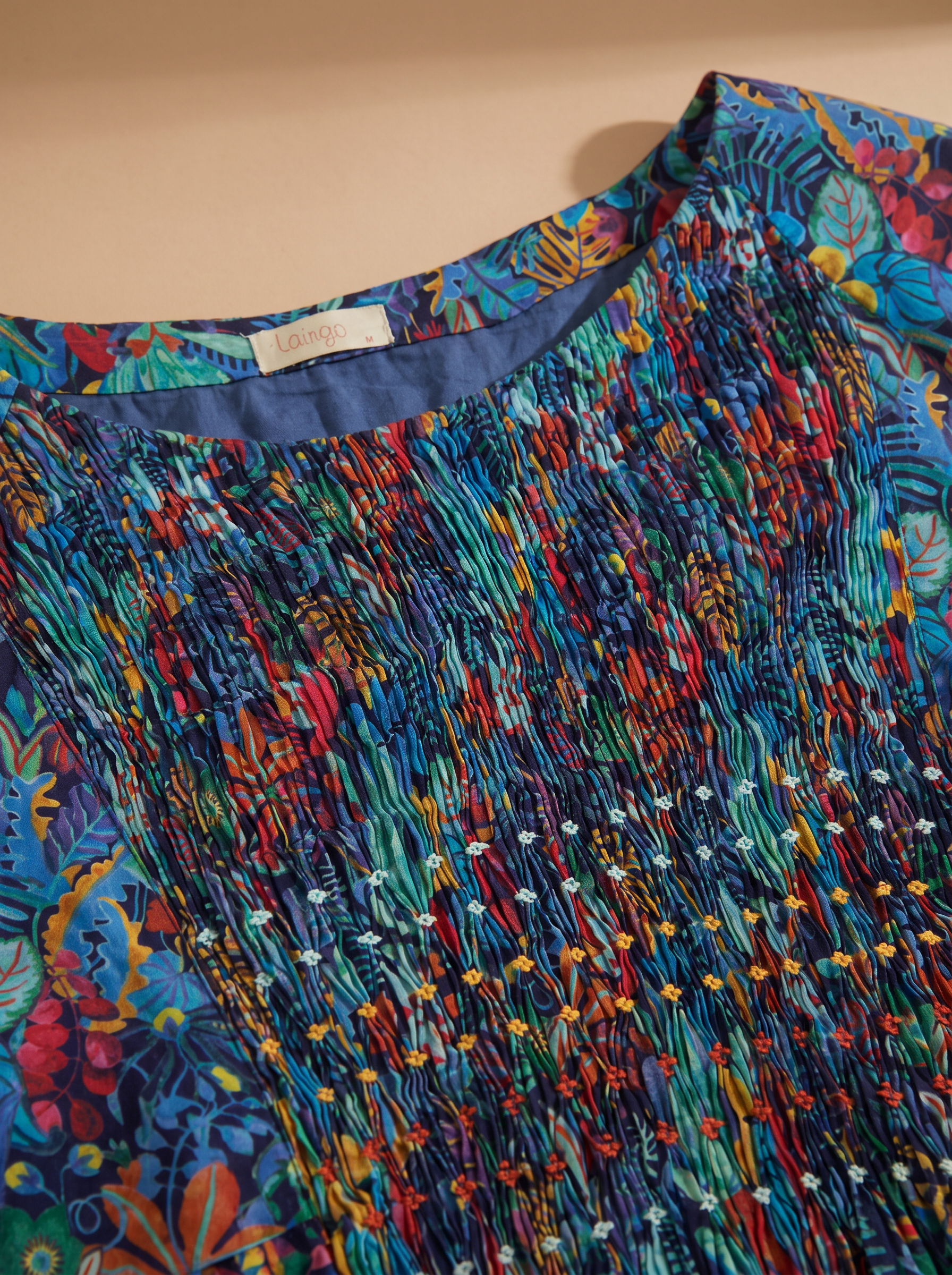 Robe Taya fleurie bleue — détail encolure