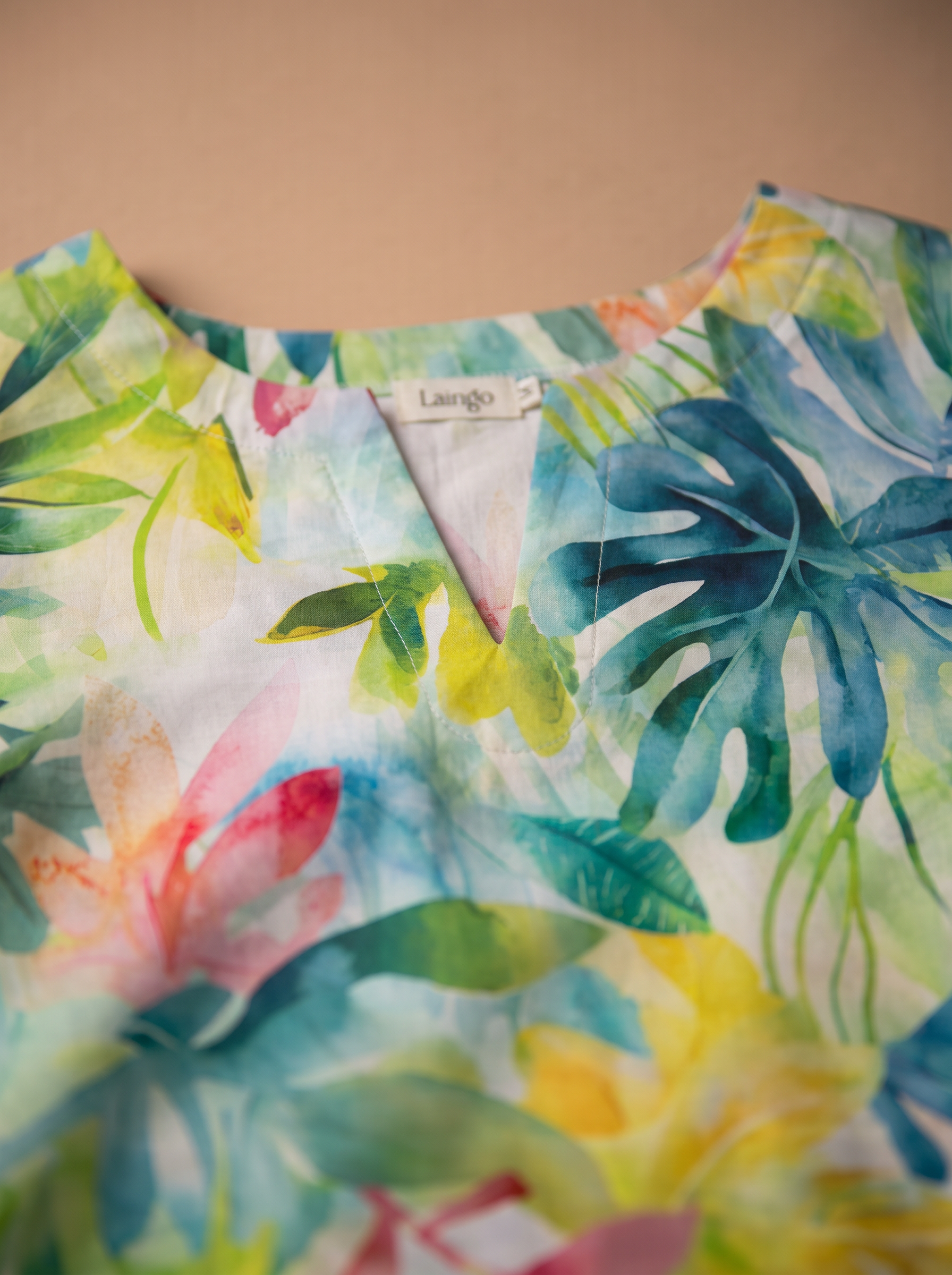 Robe Taya imprimé tropical — détail encolure