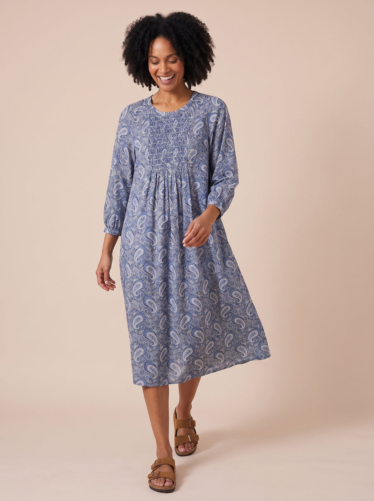 Robe Yvette cachemire bleu portée - en mouvement