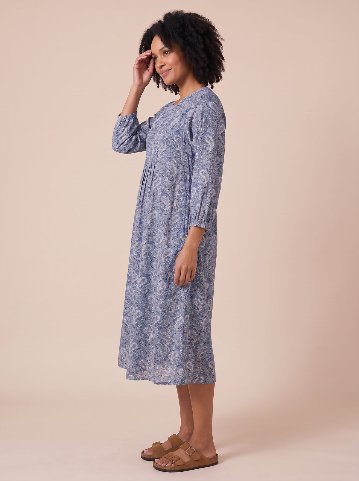 Robe Yvette cachemire bleu portée - de profil