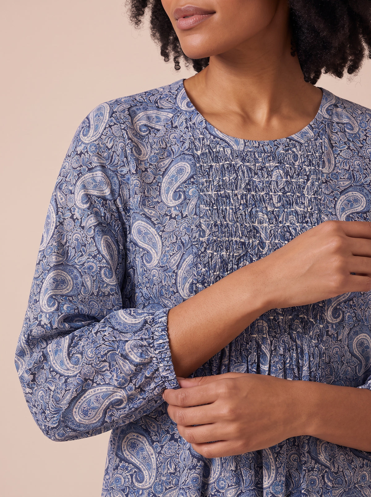 Robe Yvette cachemire bleu - détail du buste smocké et de la manche