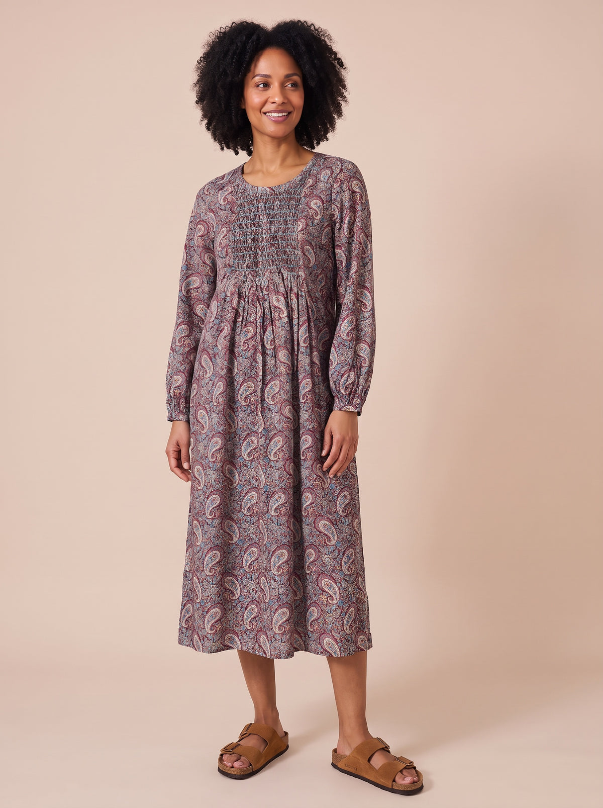 Robe Yvette cachemire marron portée - vue 3/4