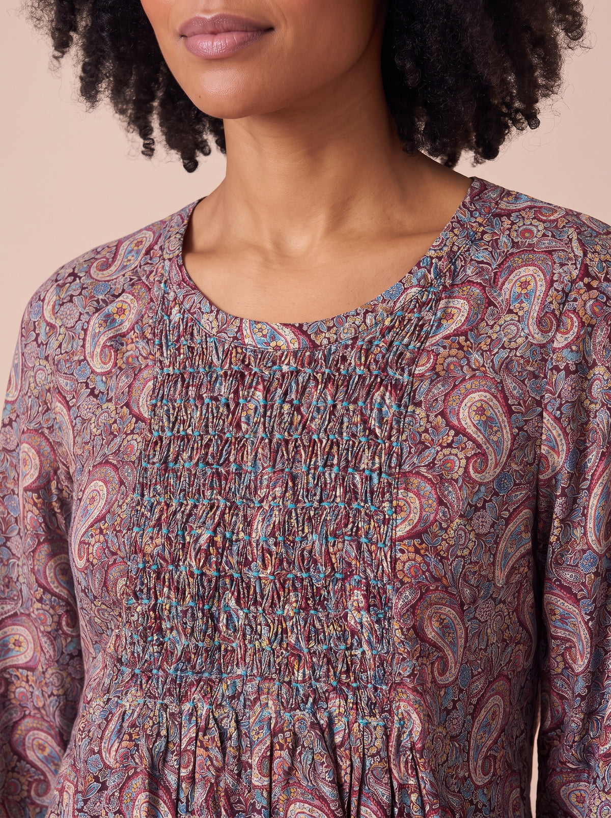 Robe Yvette cachemire marron - détail du buste smocké