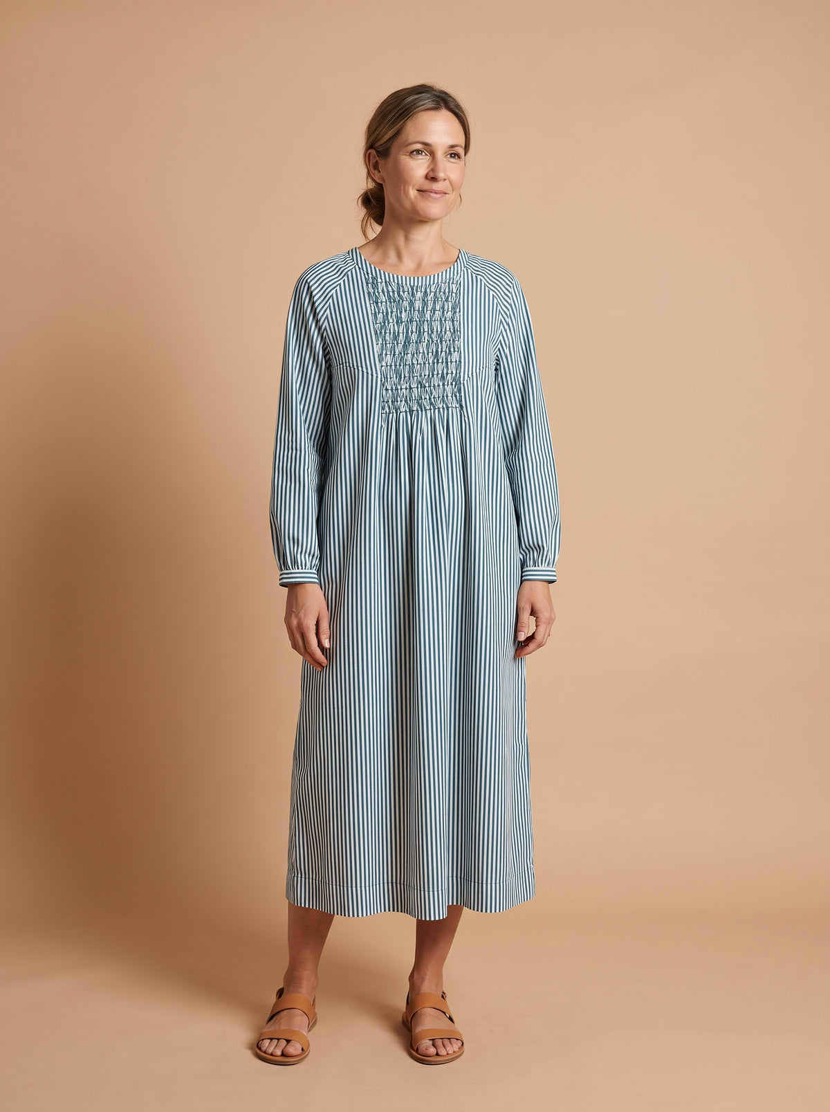Robe Yvette manches longues rayé vert portée, empiècement smocké main