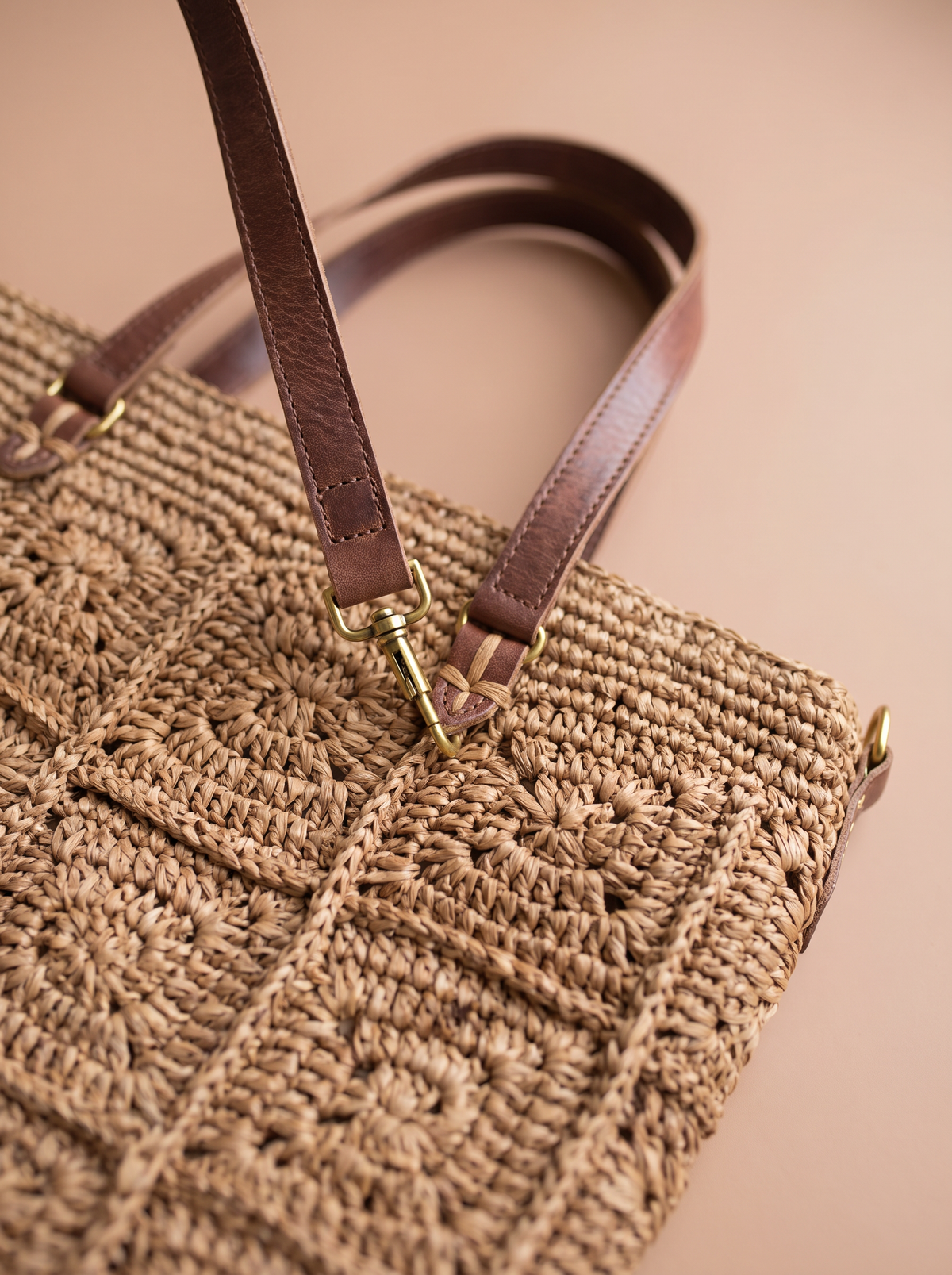 Sac Isao : motifs crochetés main et attache en cuir