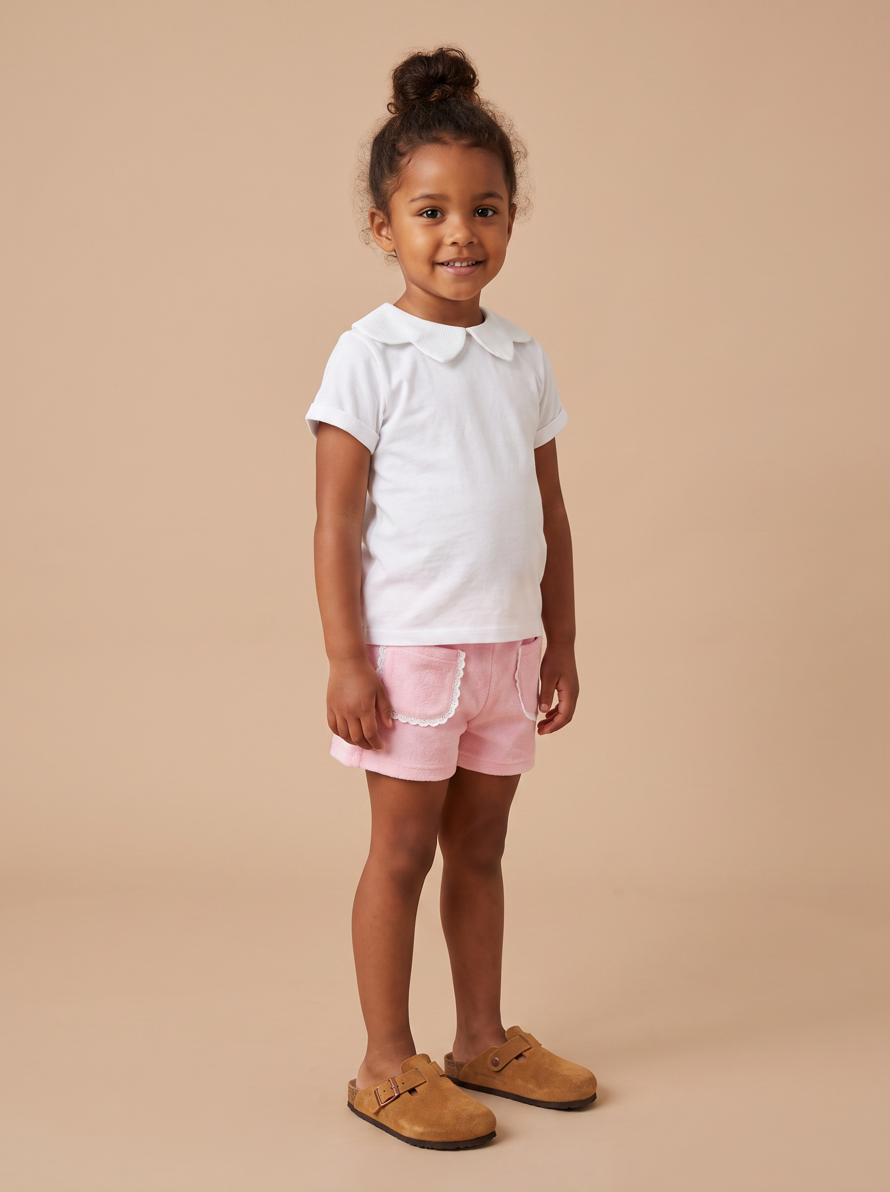 T-shirt col pierrot porté avec le short rose - vue 3/4