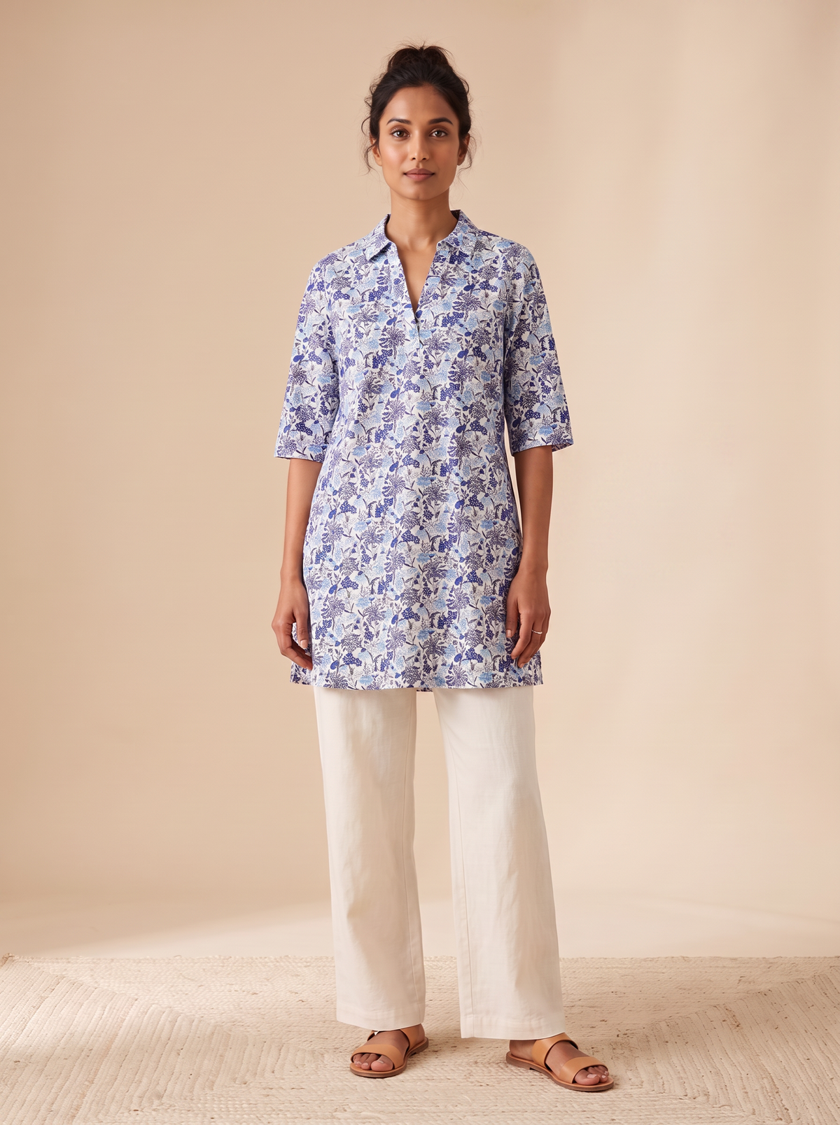 Tunique Tiana portée avec un pantalon en lin écru - plein pied